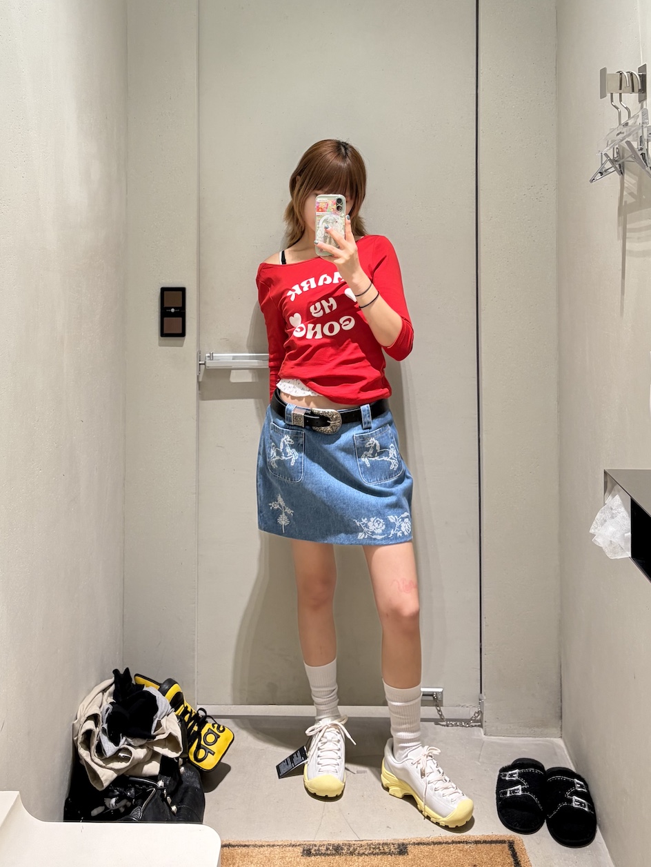 Phileo x Keen Women Targhee White - 26SS, Markgong Women Blue Cross Stitch Embroidered Denim Skirt With Detachable Belt Blue - 26SS 착용 스타일 - 1