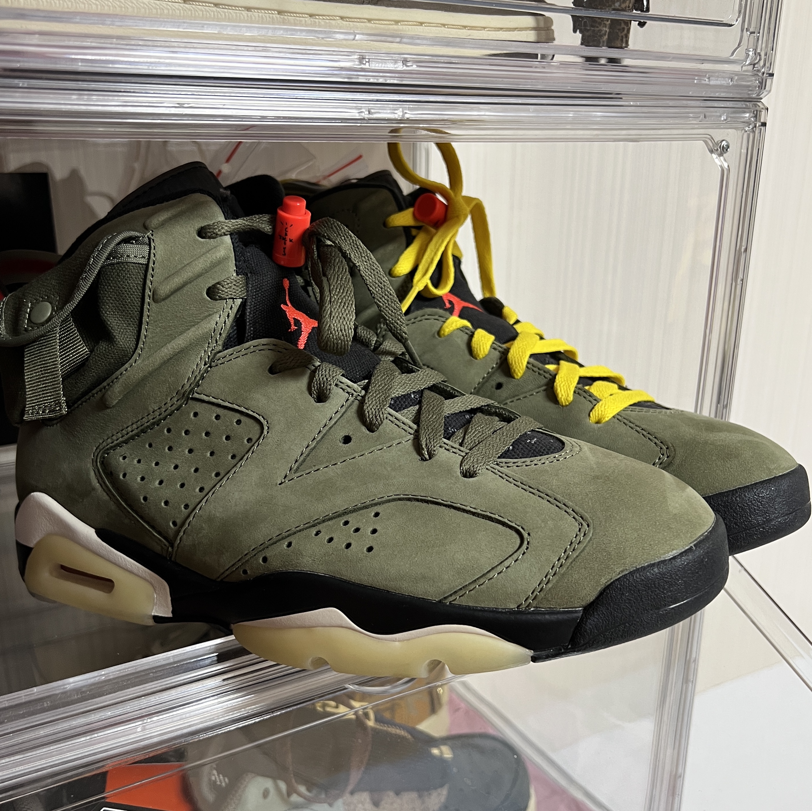 Jordan 6 x Travis Scott Retro Olive 착용 스타일 - 3