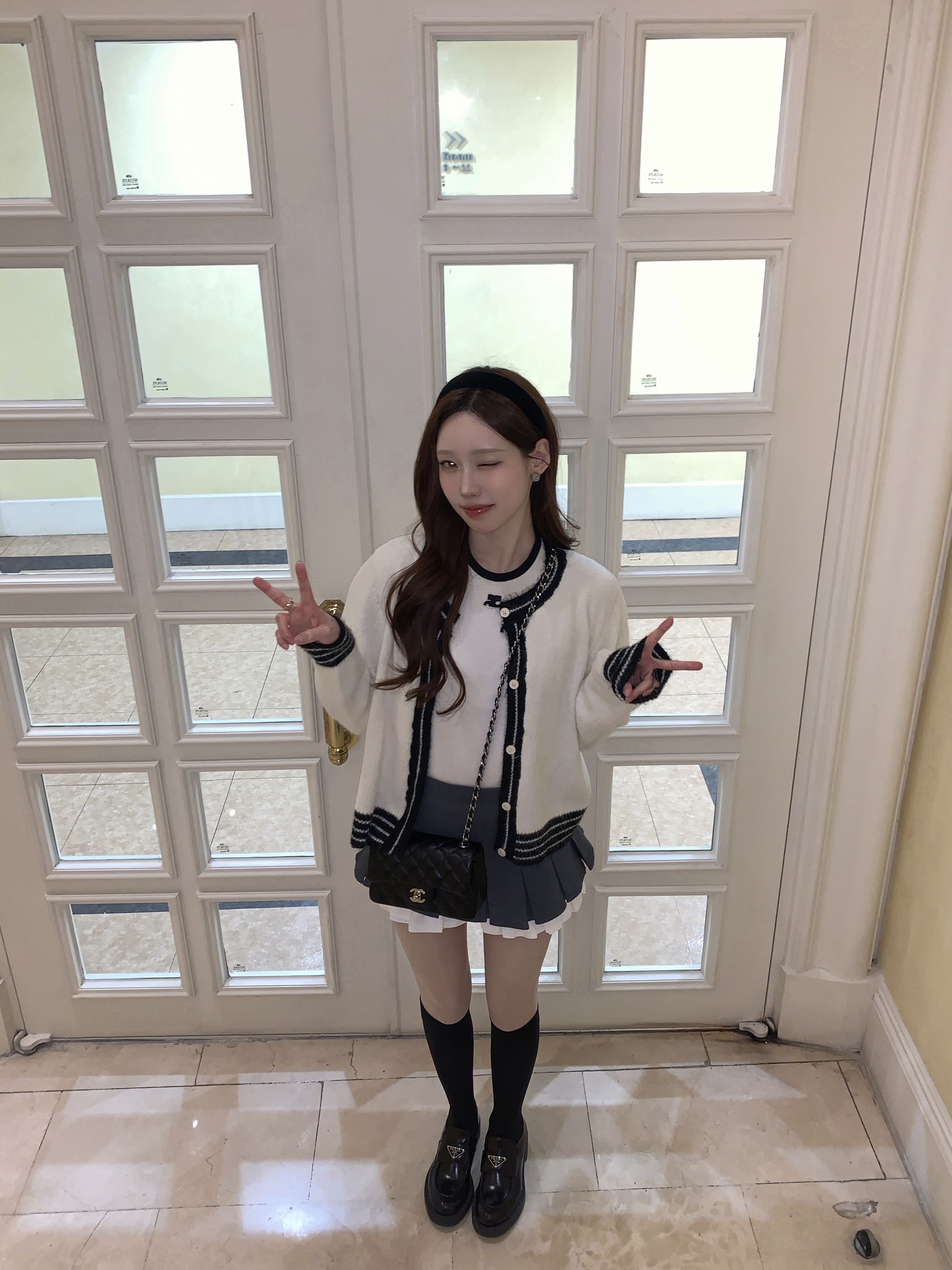 (W) Courreges Reedition Bumpy Contrast T-Shirt Heritage White Black, Chanel Mini Flap Bag Lambskin & Silver Black 착용 스타일