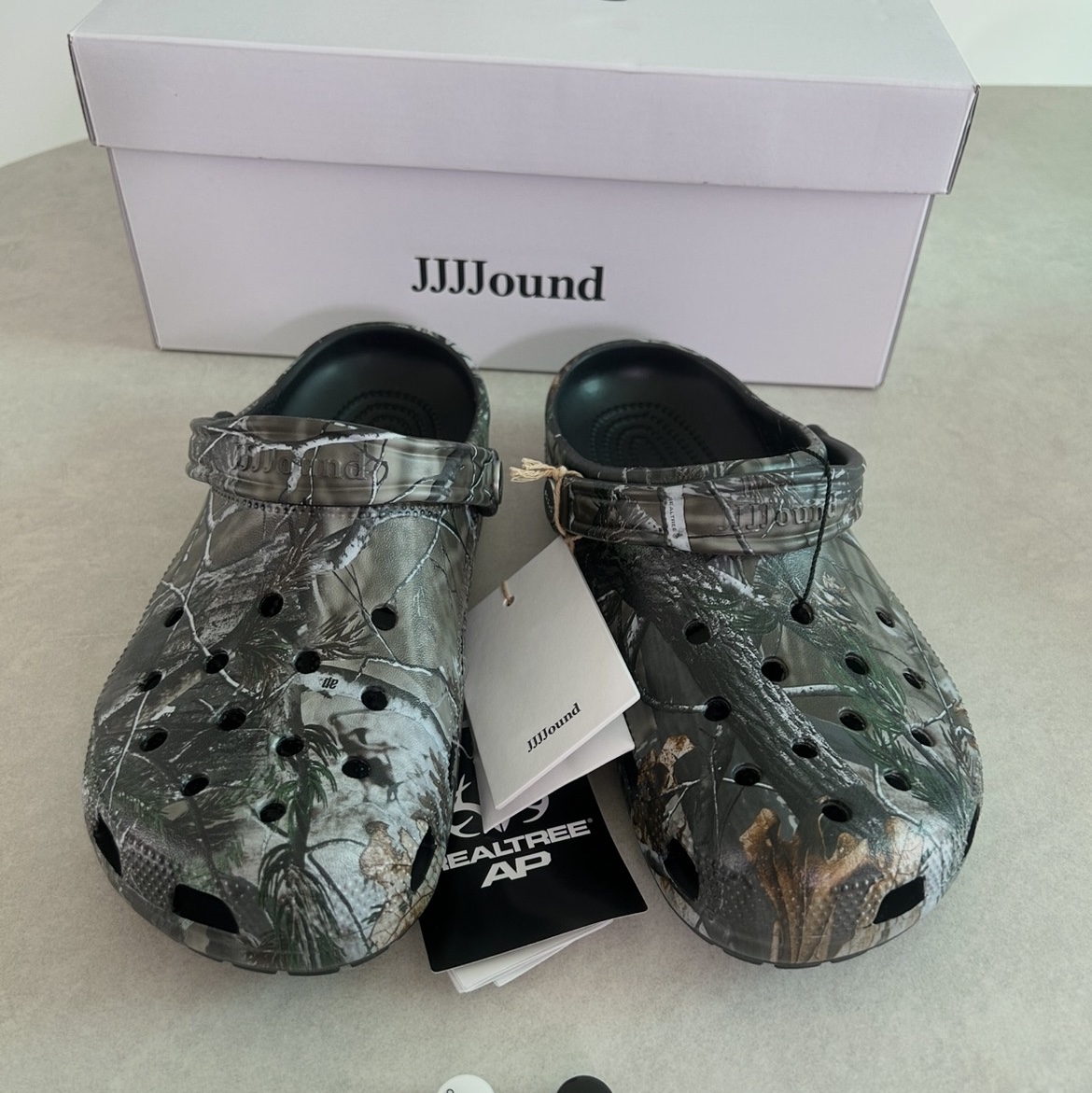Crocs x JJJJound Classic Clog Realtree Black 착용 스타일 - 2