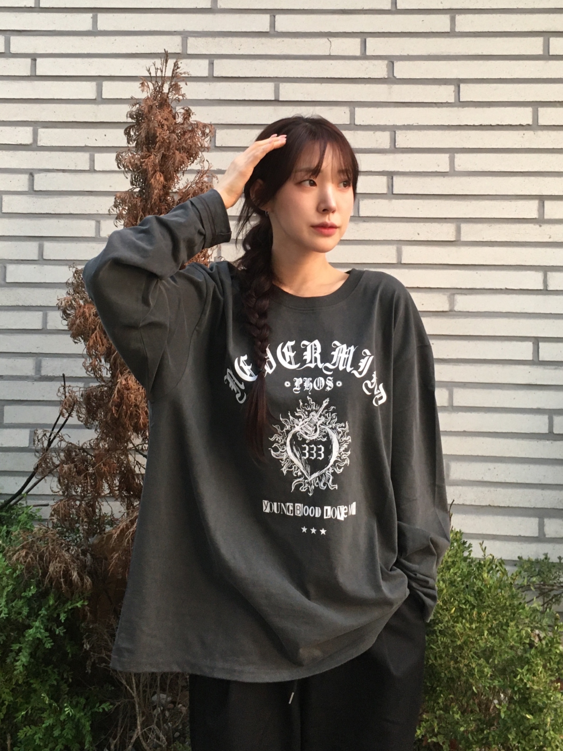 PHOS333 Hazzard 001 Young Heart Long Sleeve Charcoal 착용 스타일 - 1