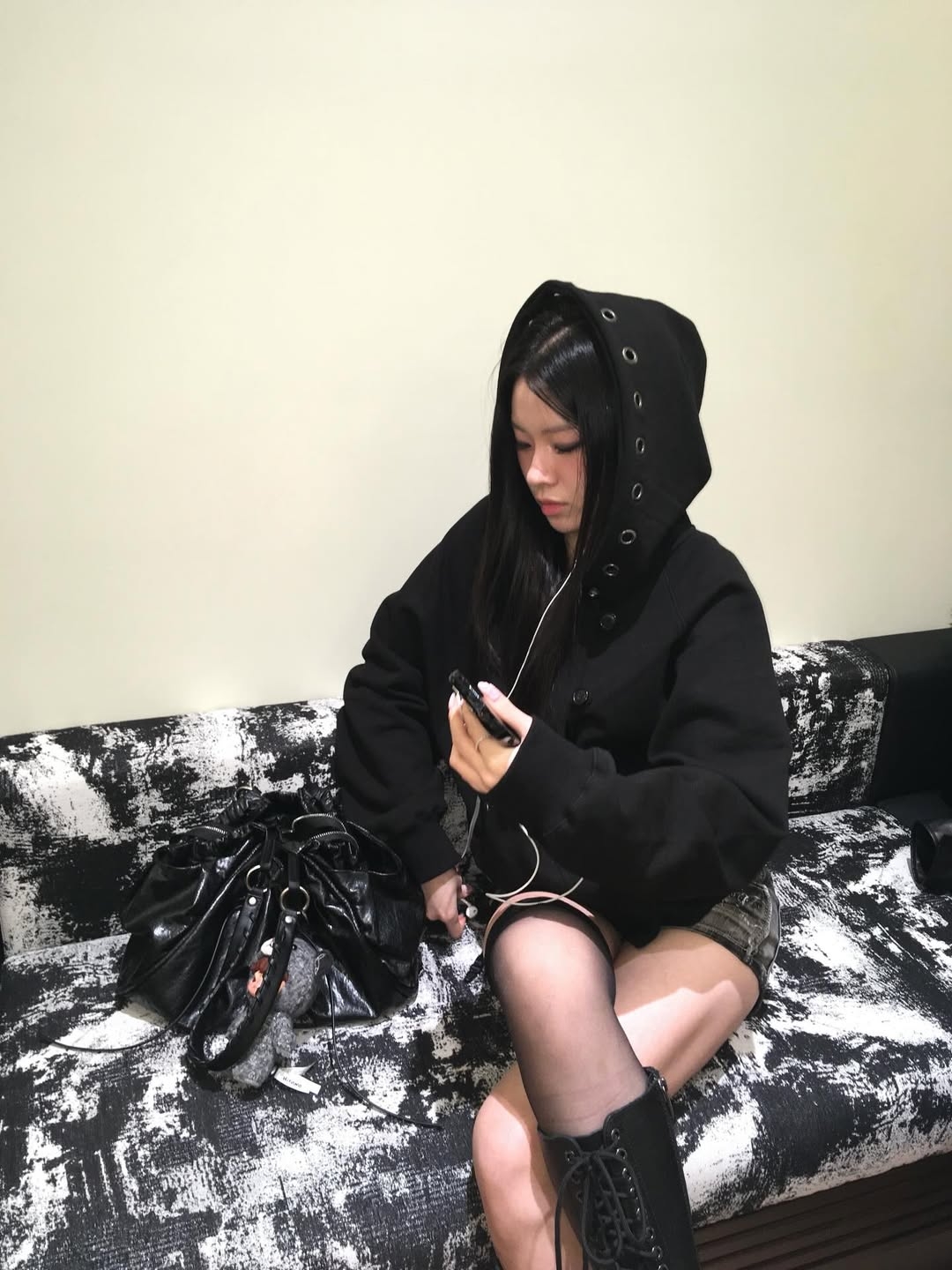 VOONT Eyelet Button Two-Way Hood Zip-Up (BLACK) 착용 스타일 - 3