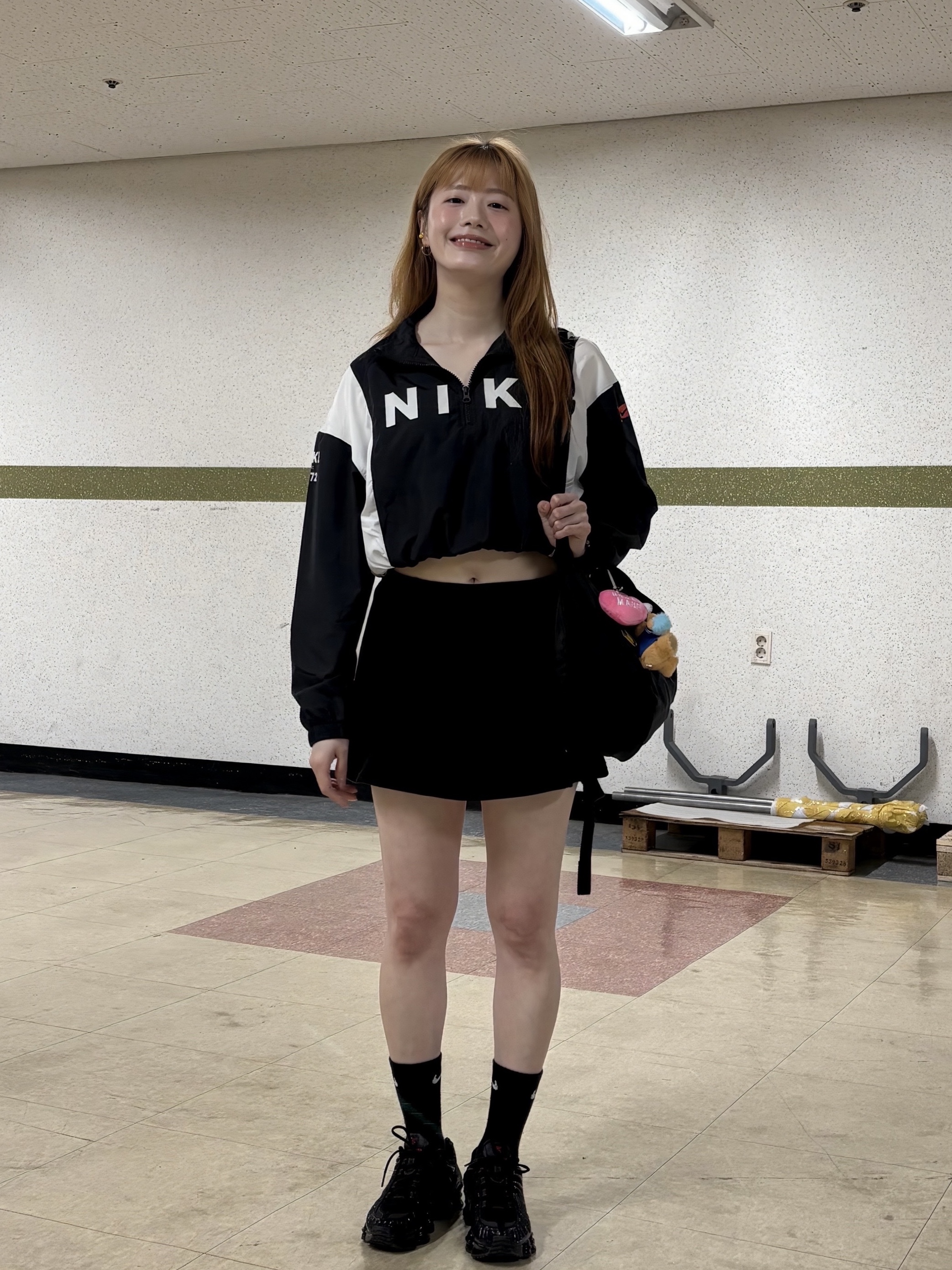 (W) Nike Shox TL Black and Max Orange, Starbucks x KBO Lions Bearista Keychain 착용 스타일 - 4