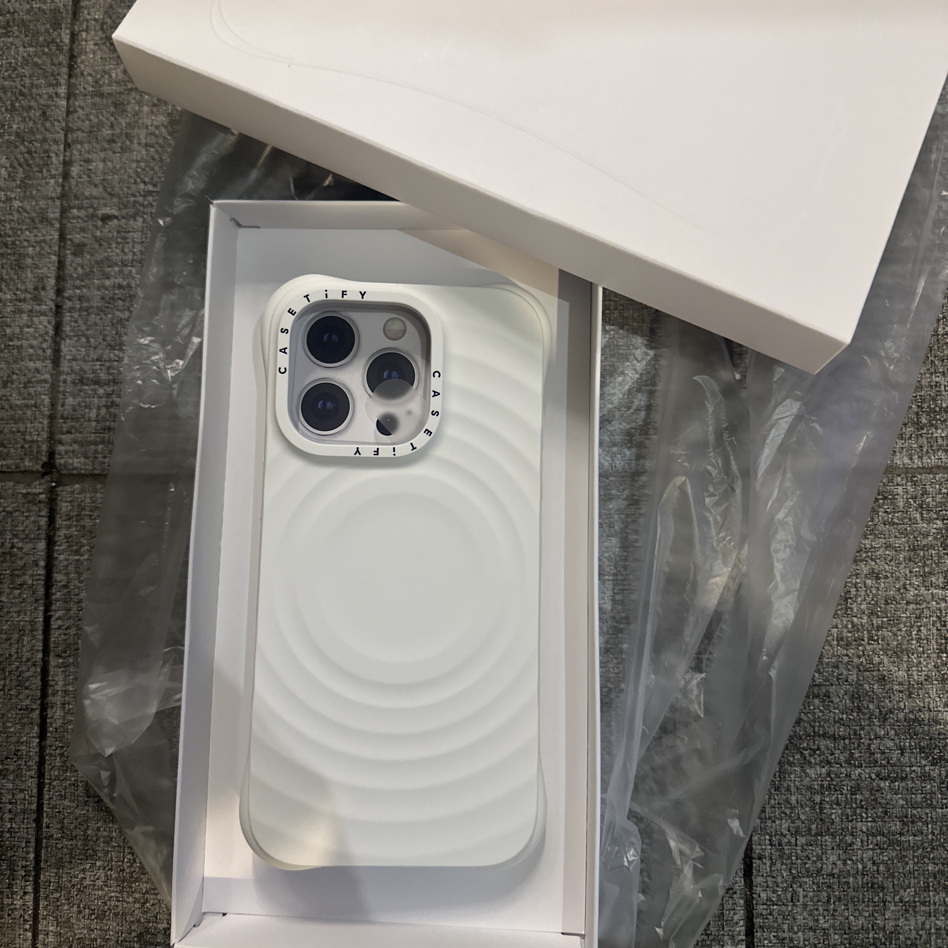 Casetify iPhone MagSafe Ripple Case White 착용 스타일