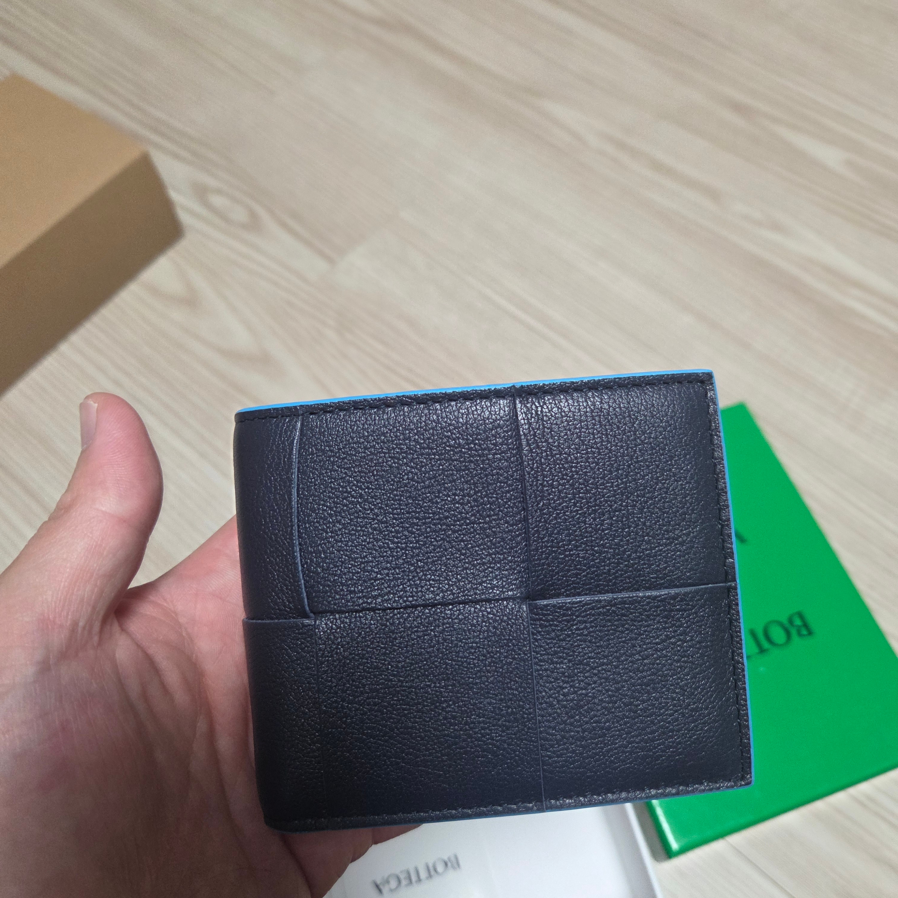 Bottega Veneta Bi-Fold Wallet Space Pool 착용 스타일 - 1
