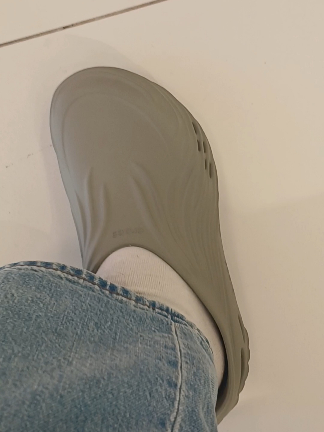 Crocs Echo Wave Clog Elephant 착용 스타일