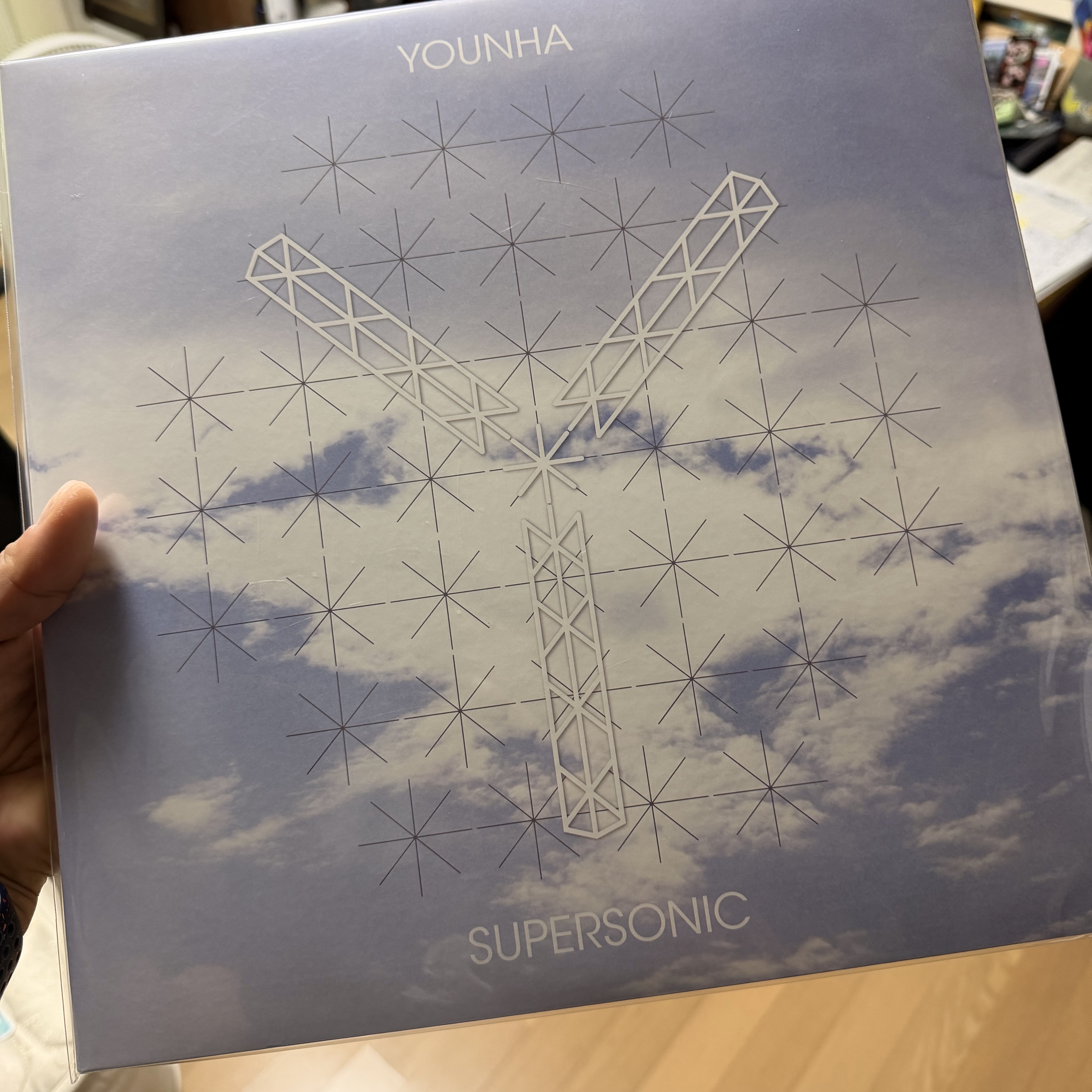Younha 4th Album Supersonic White (2LP) 착용 스타일