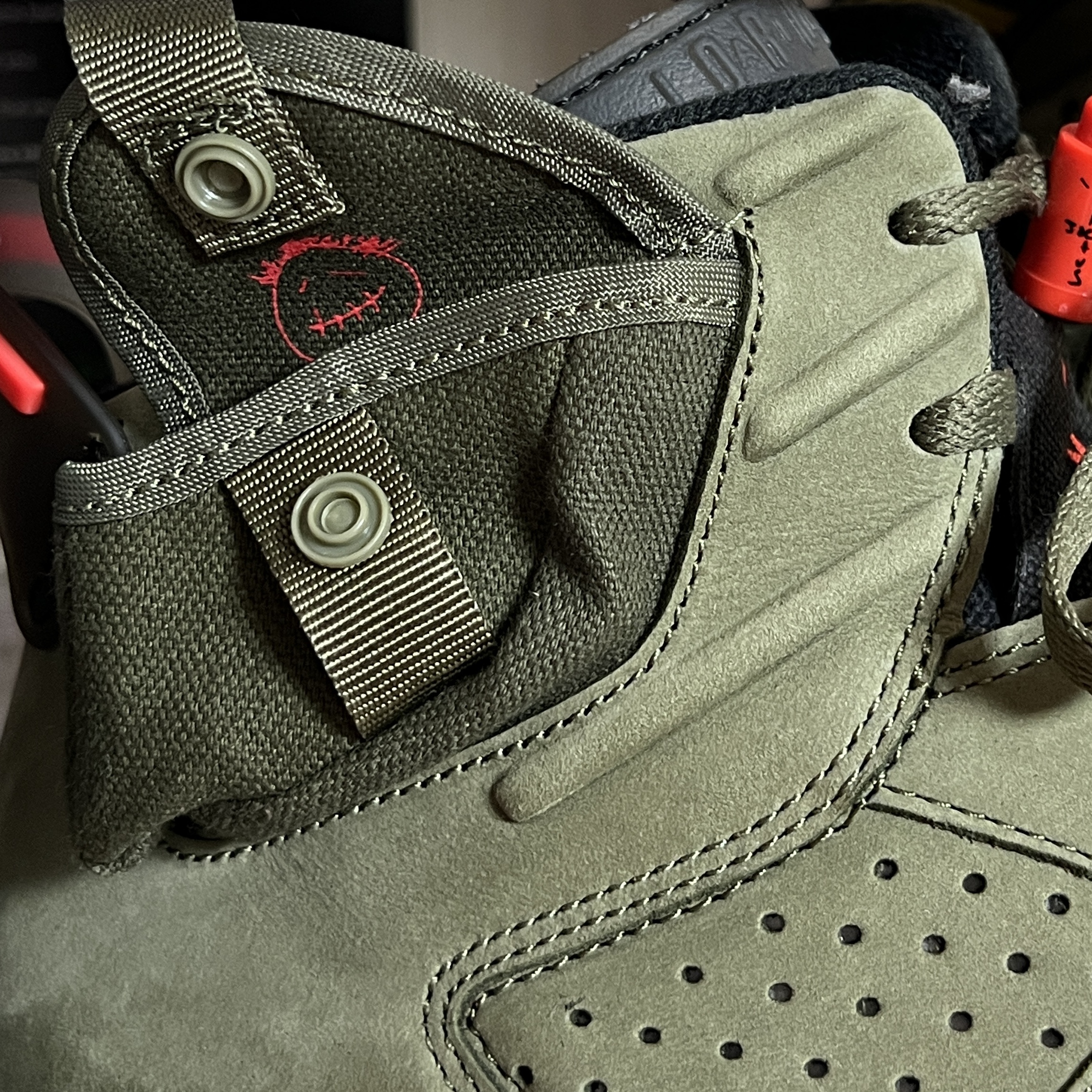 Jordan 6 x Travis Scott Retro Olive 착용 스타일 - 4