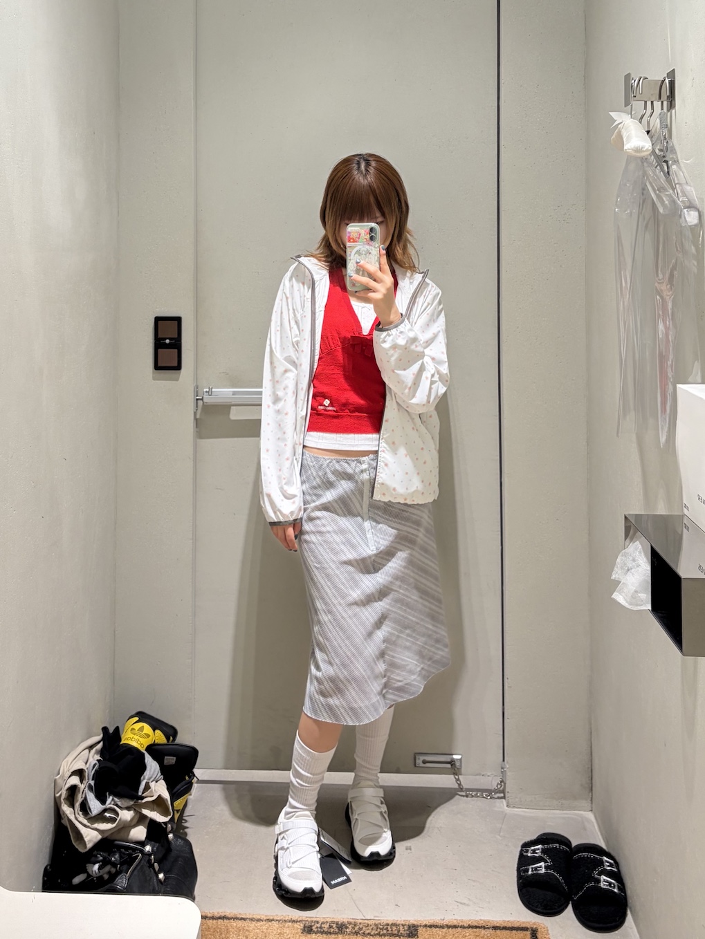 Mizuno Women Wave Prophecy Strap Off White Black - 26SS, Shushu/Tong Women Bow Detail V Neck Knit Tank Red - 26SS 착용 스타일 - 1