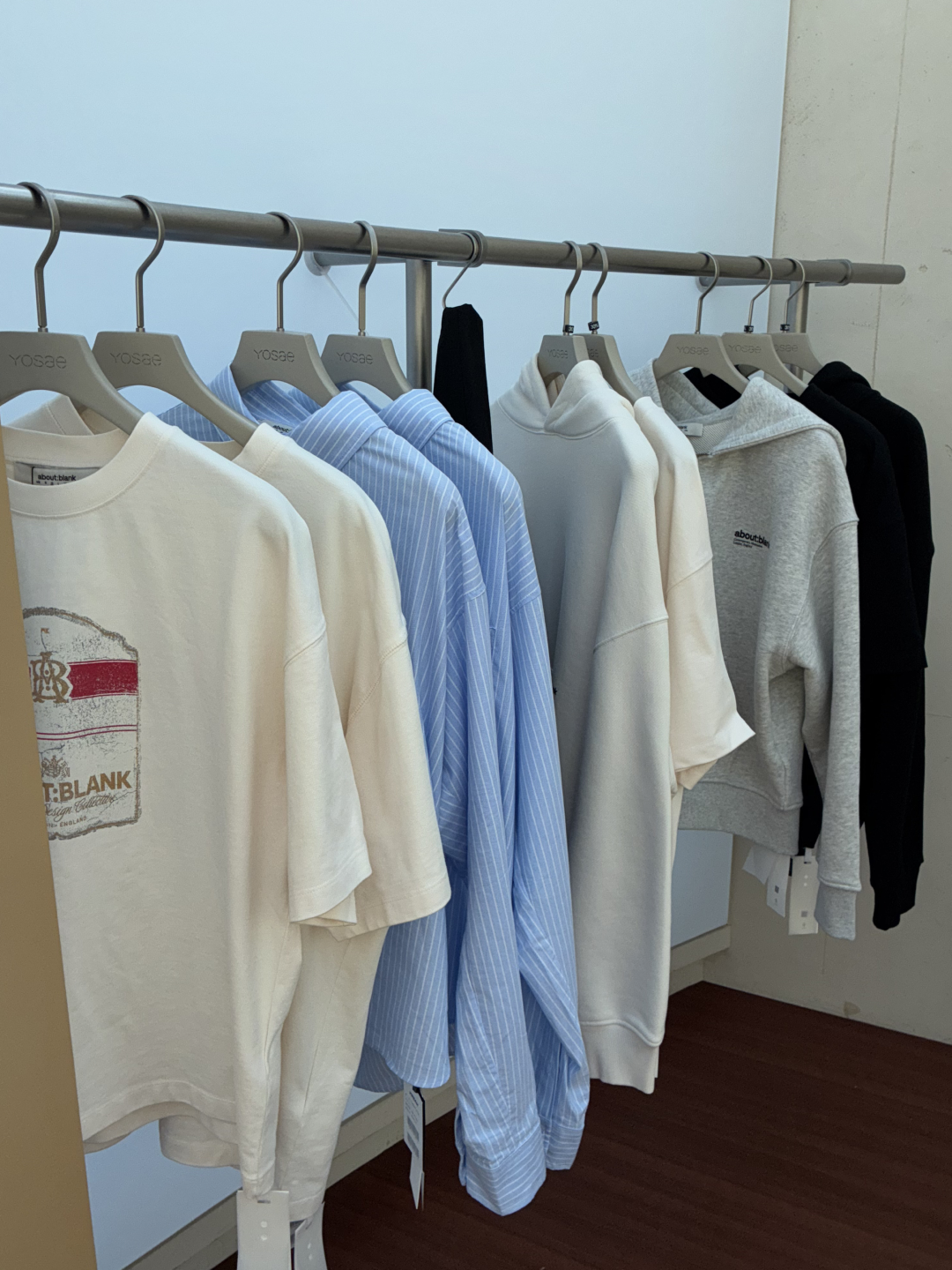 [KREAM 단독] About:Blank AB Sports T-Shirt Oat - 26SS, [KREAM 단독] About:Blank Monogram Pinstripe Cap Charcoal White - 26SS 착용 스타일 - 4