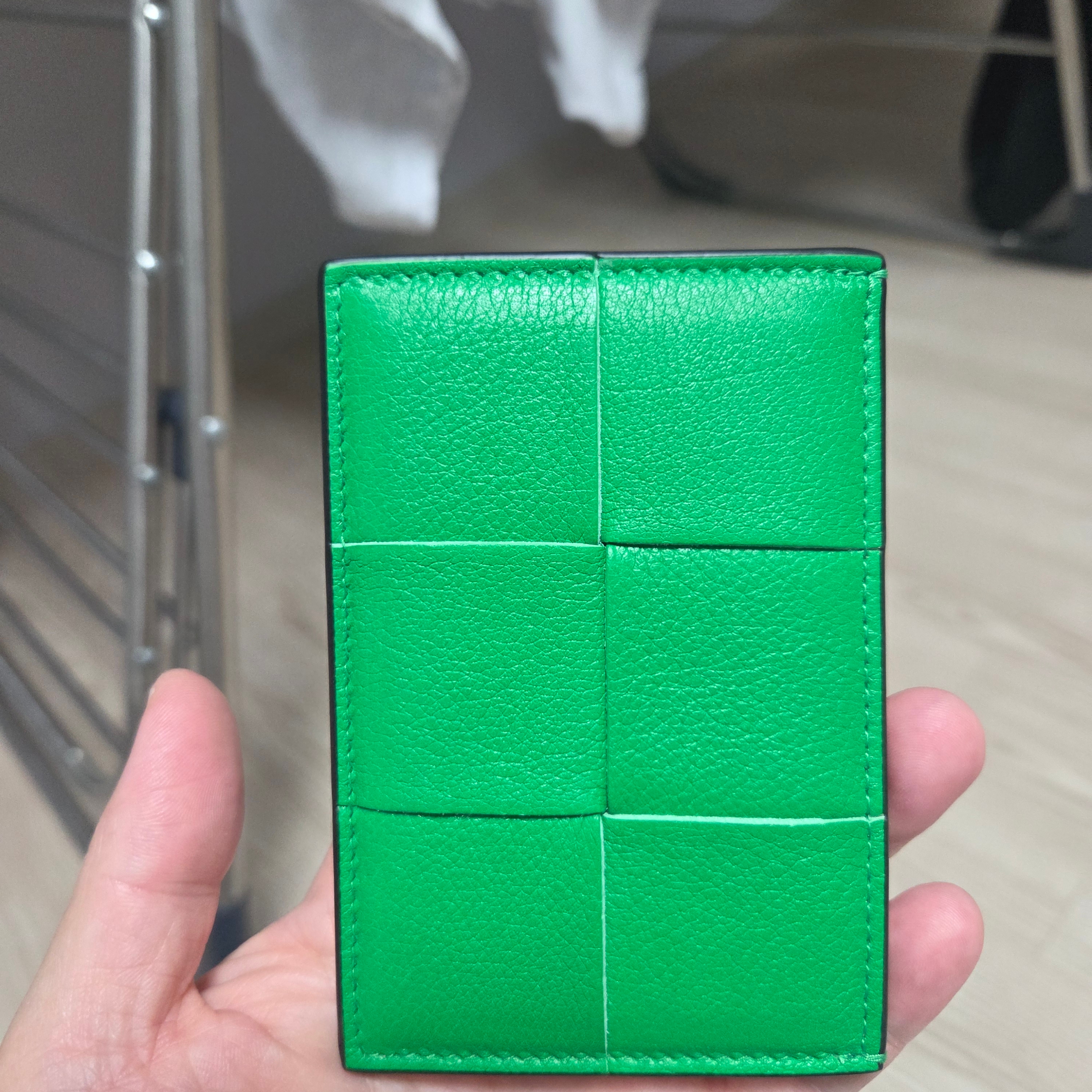 Bottega Veneta Leather Credit Card Case Parakeet Black 착용 스타일