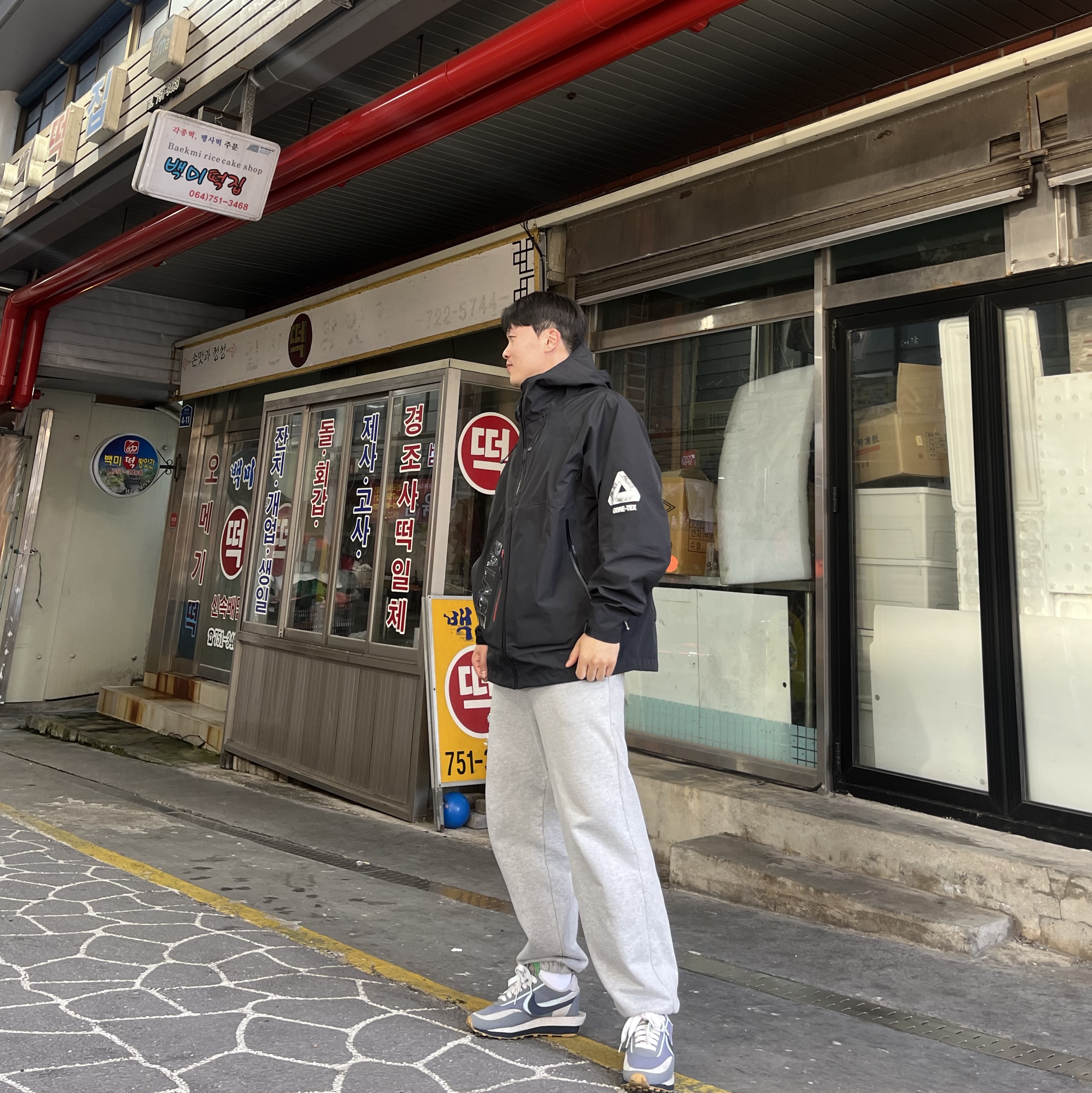 Palace Gore-Tex 3L Jacket Black - 24SS, Ader Error Sig; TRS/BL Tag Sweatpants 01 Gray 착용 스타일
