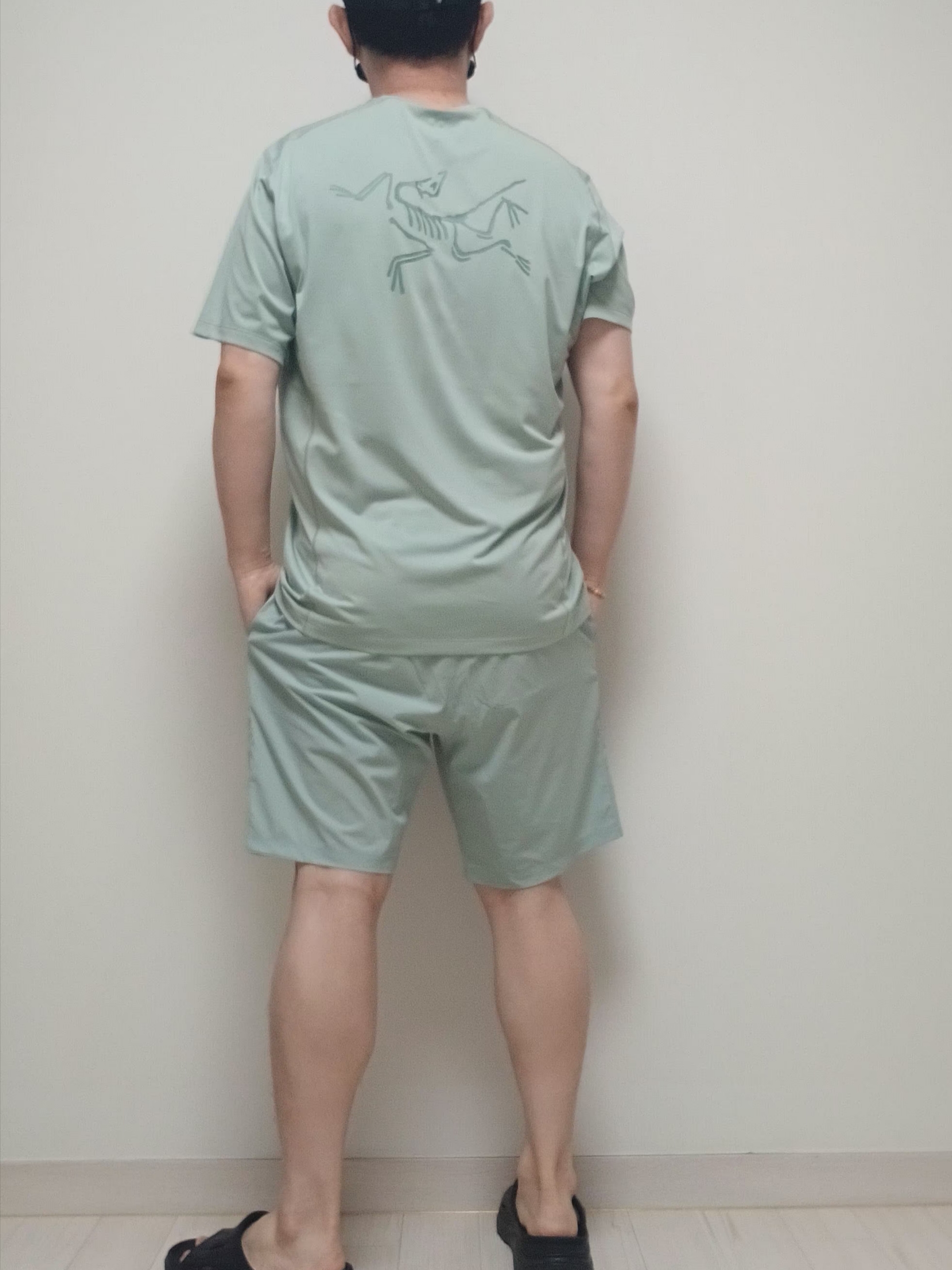 Goldwin Gore-Tex 3L Cap Black, Arc'teryx Motus Arcword Crew SS T-Shirt Stone Green Heather 착용 스타일 - 5