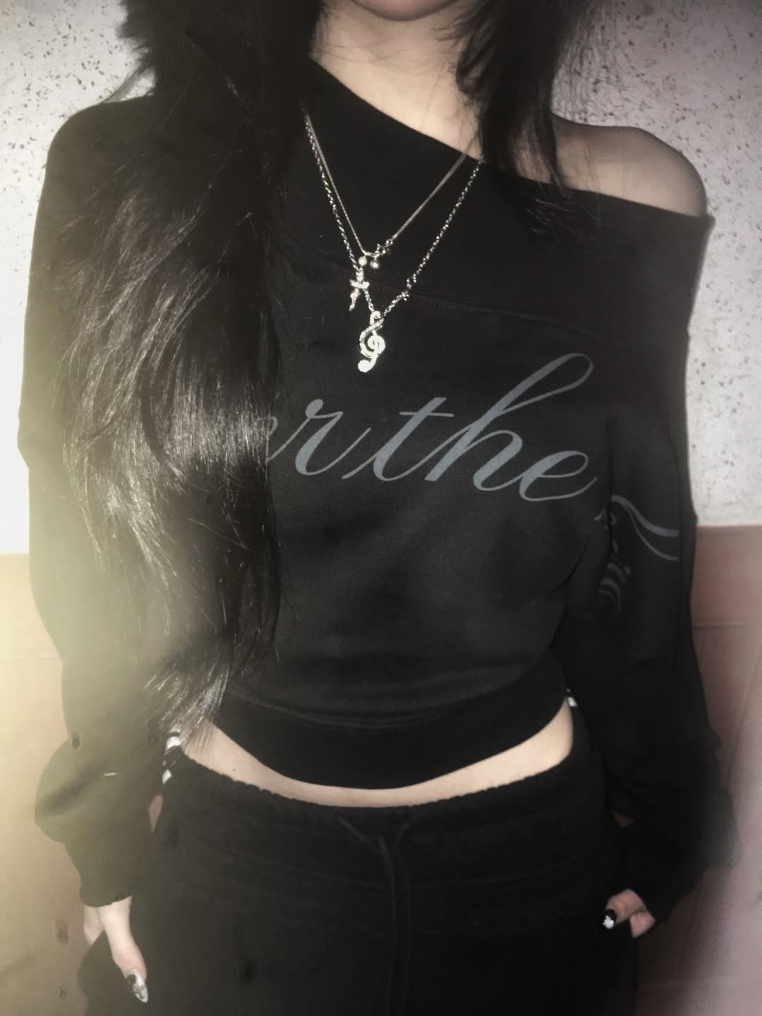 VOONT Lettering Off Shoulder Sweatshirt (BLACK) 착용 스타일 - 6