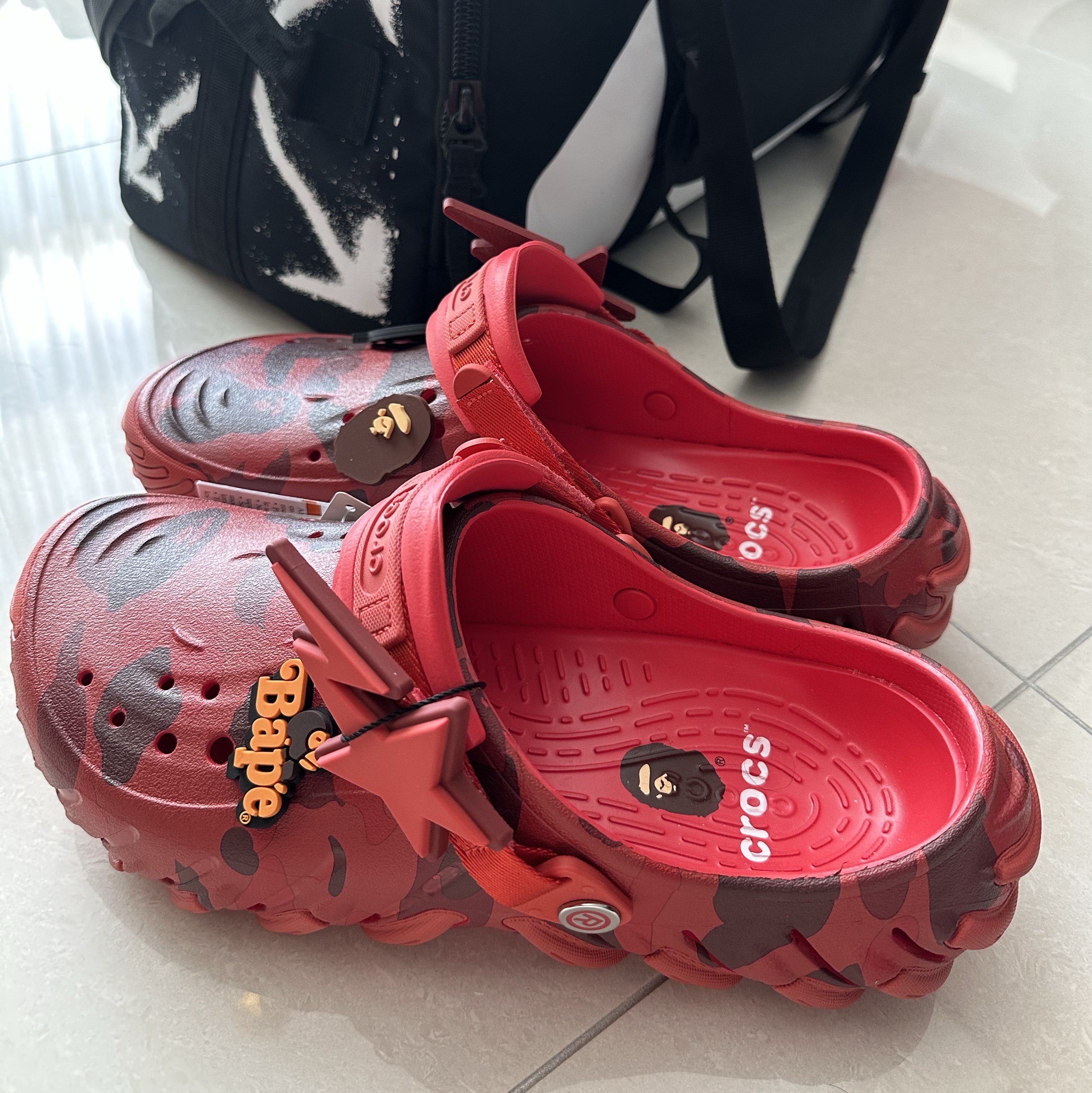 Crocs x BAPE Echo RO Clog Red 착용 스타일
