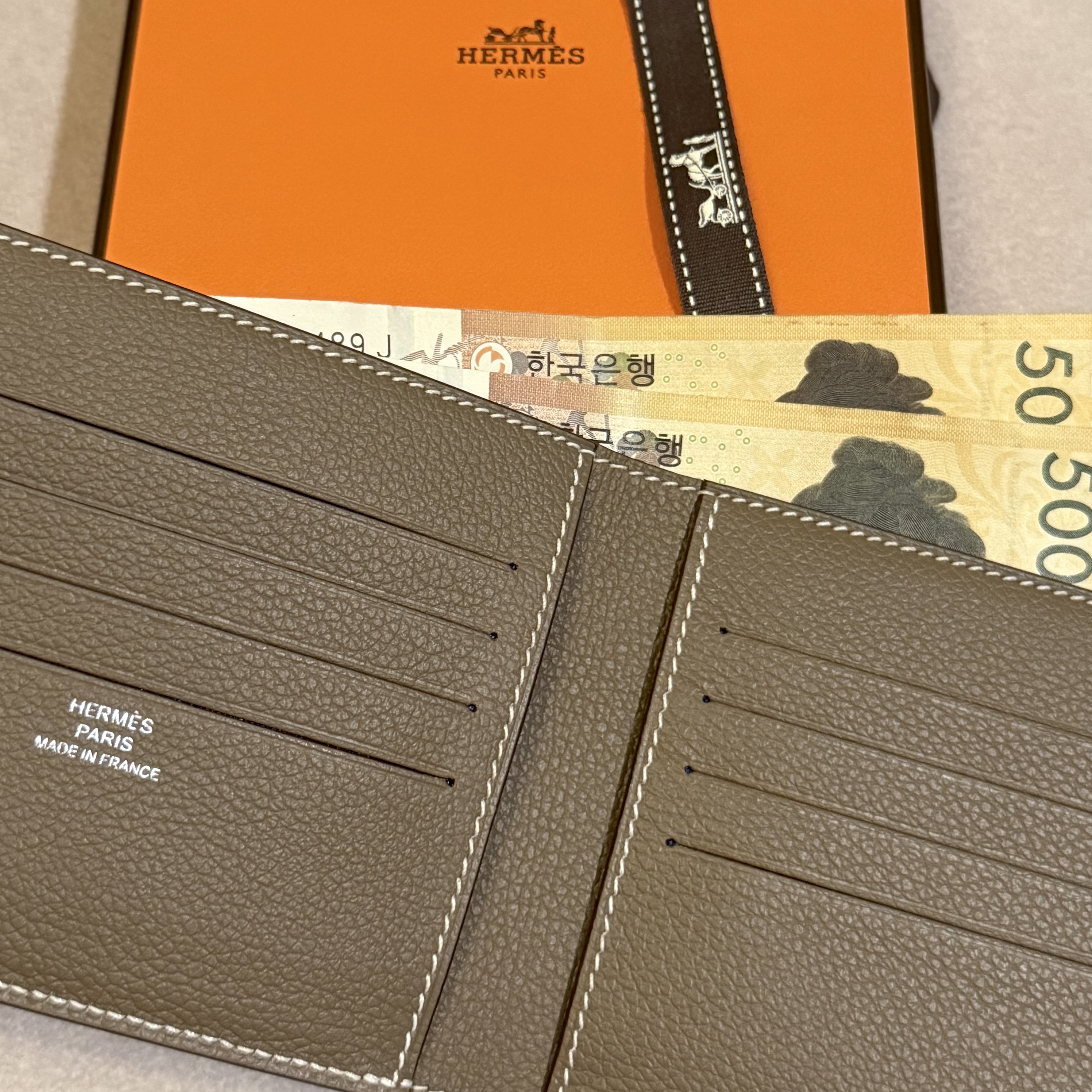 Hermes Citizen Twill Compact Wallet Evercolor & Etoupe Bleu De France Bleu Saphir 착용 스타일