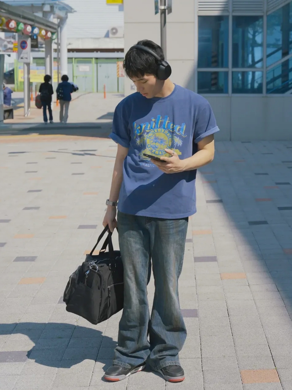 Knitted Pigment Palm Tree Graphic T-Shirt Blue 착용 스타일 - 1