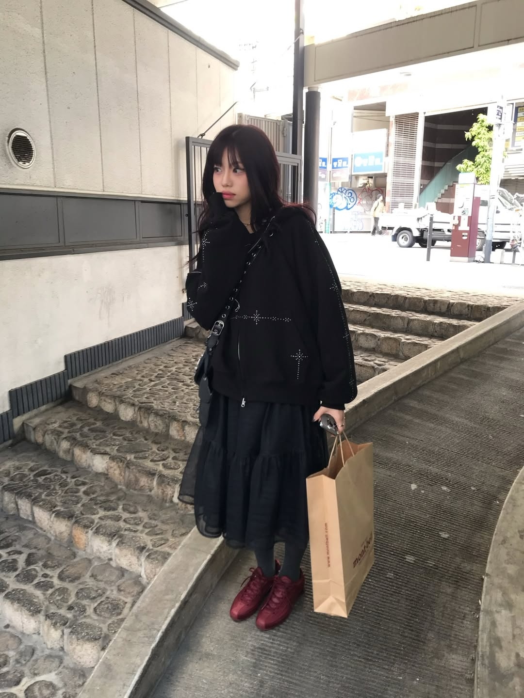 VOONT Stud Line Hood Zip-Up (BLACK) 착용 스타일 - 4