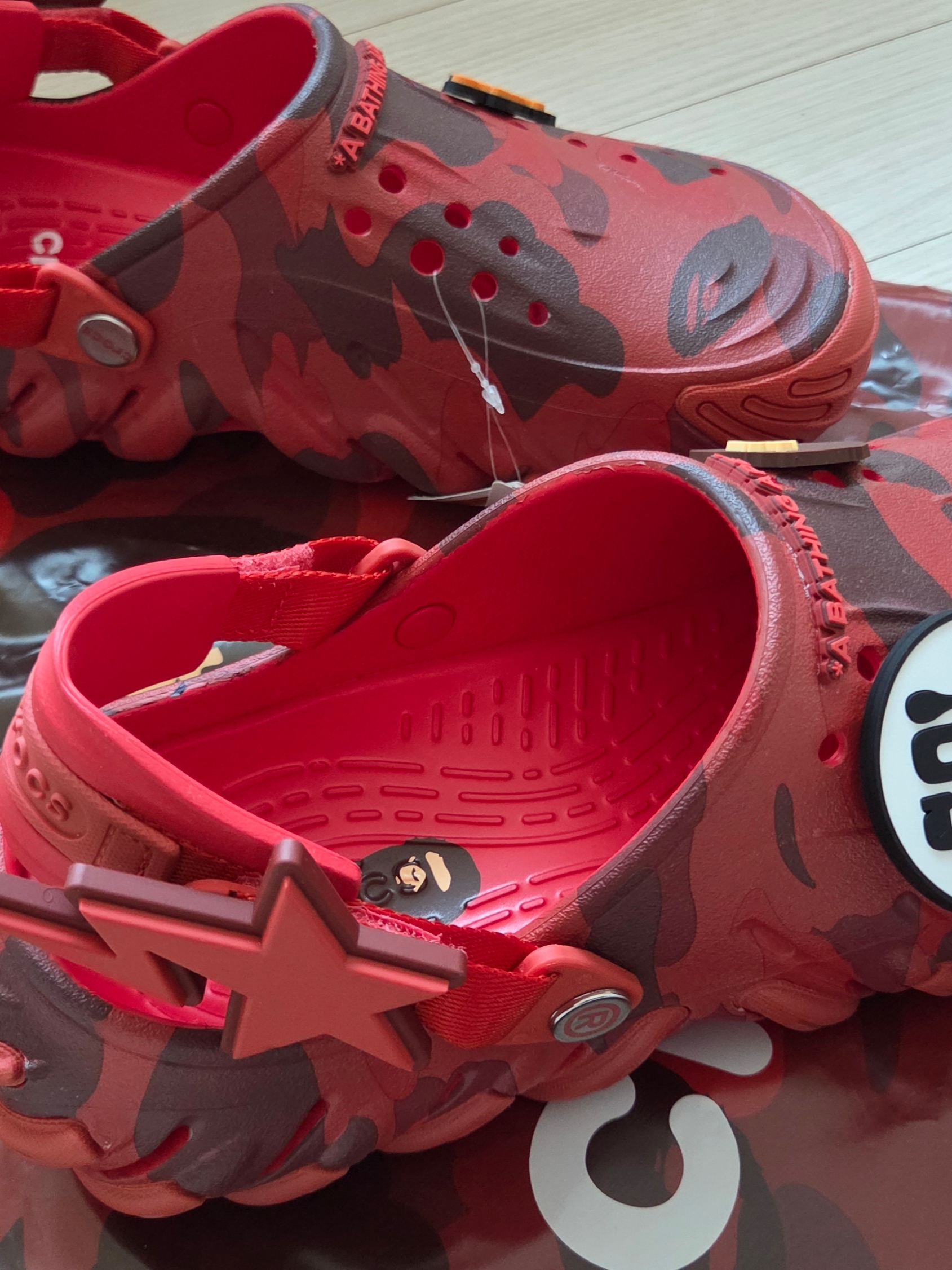 Crocs x BAPE Echo RO Clog Red 착용 스타일 - 2
