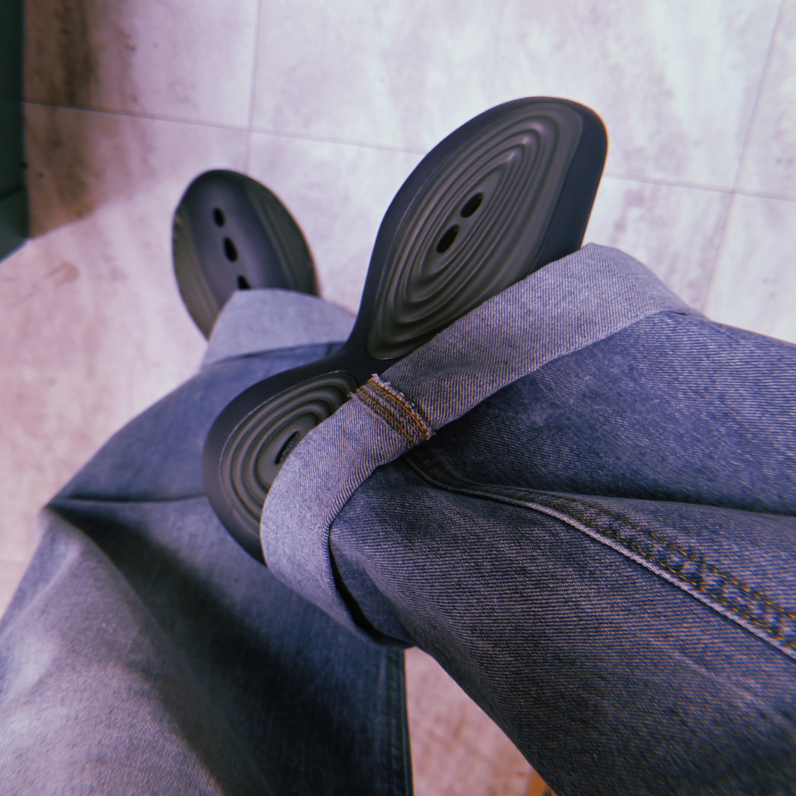 Crocs x Steven Smith Ripple Graphite Dusty Olive 착용 스타일 - 2