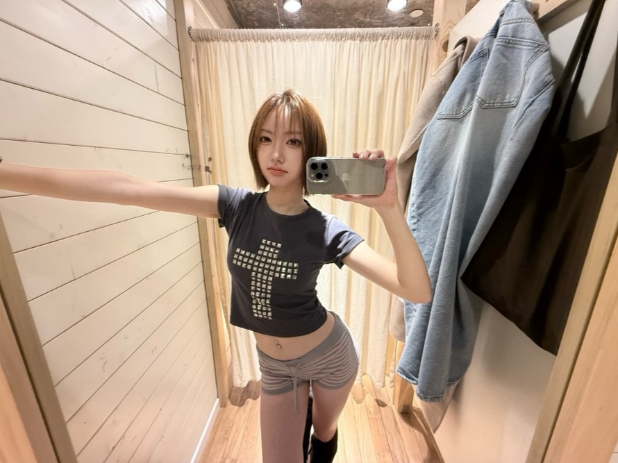 VOONT Stud Cross T-Shirt (CHARCOAL) 착용 스타일 - 1
