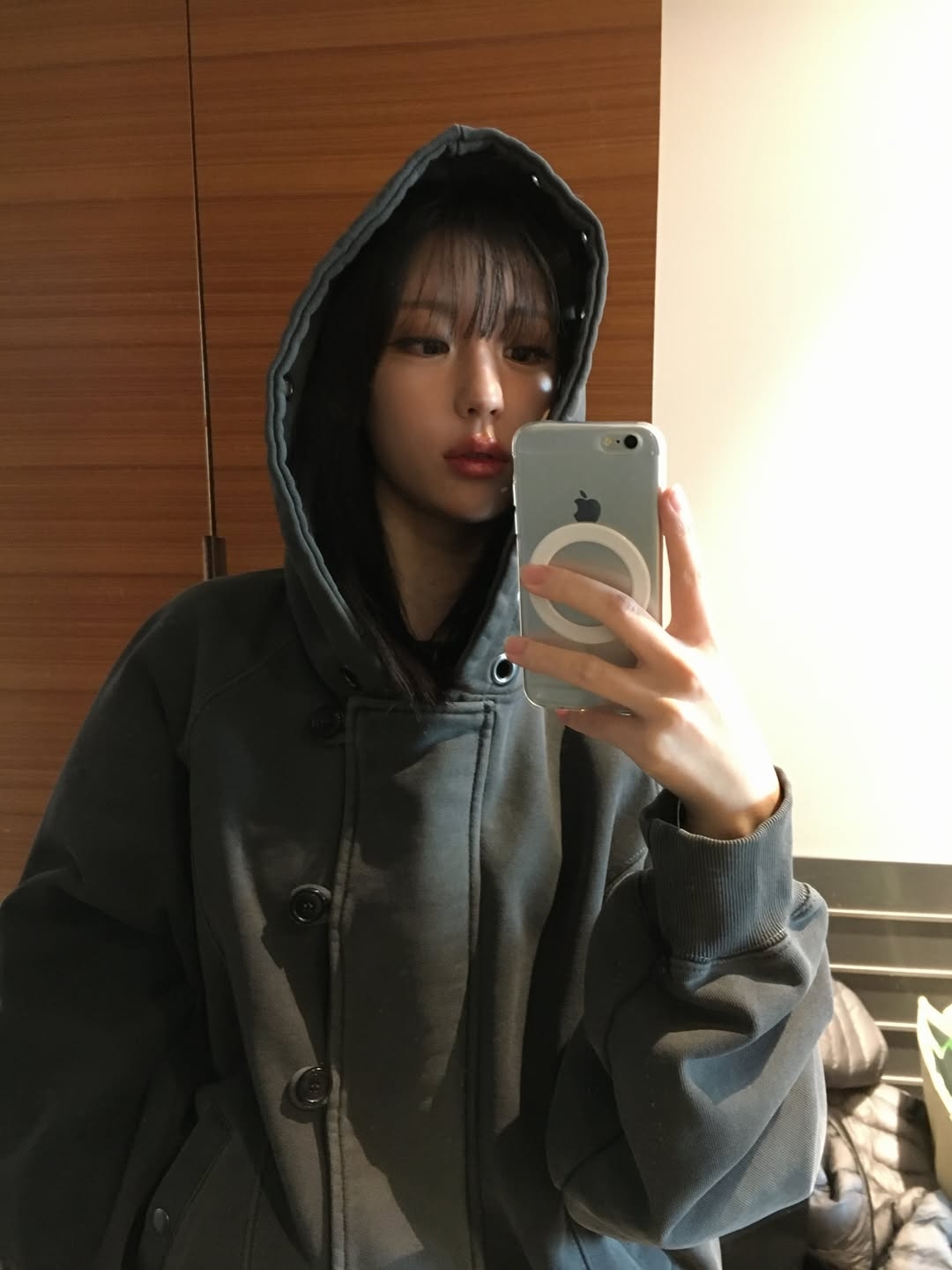 VOONT Eyelet Button Two-Way Hood Zip-Up (CHARCOAL) 착용 스타일 - 2