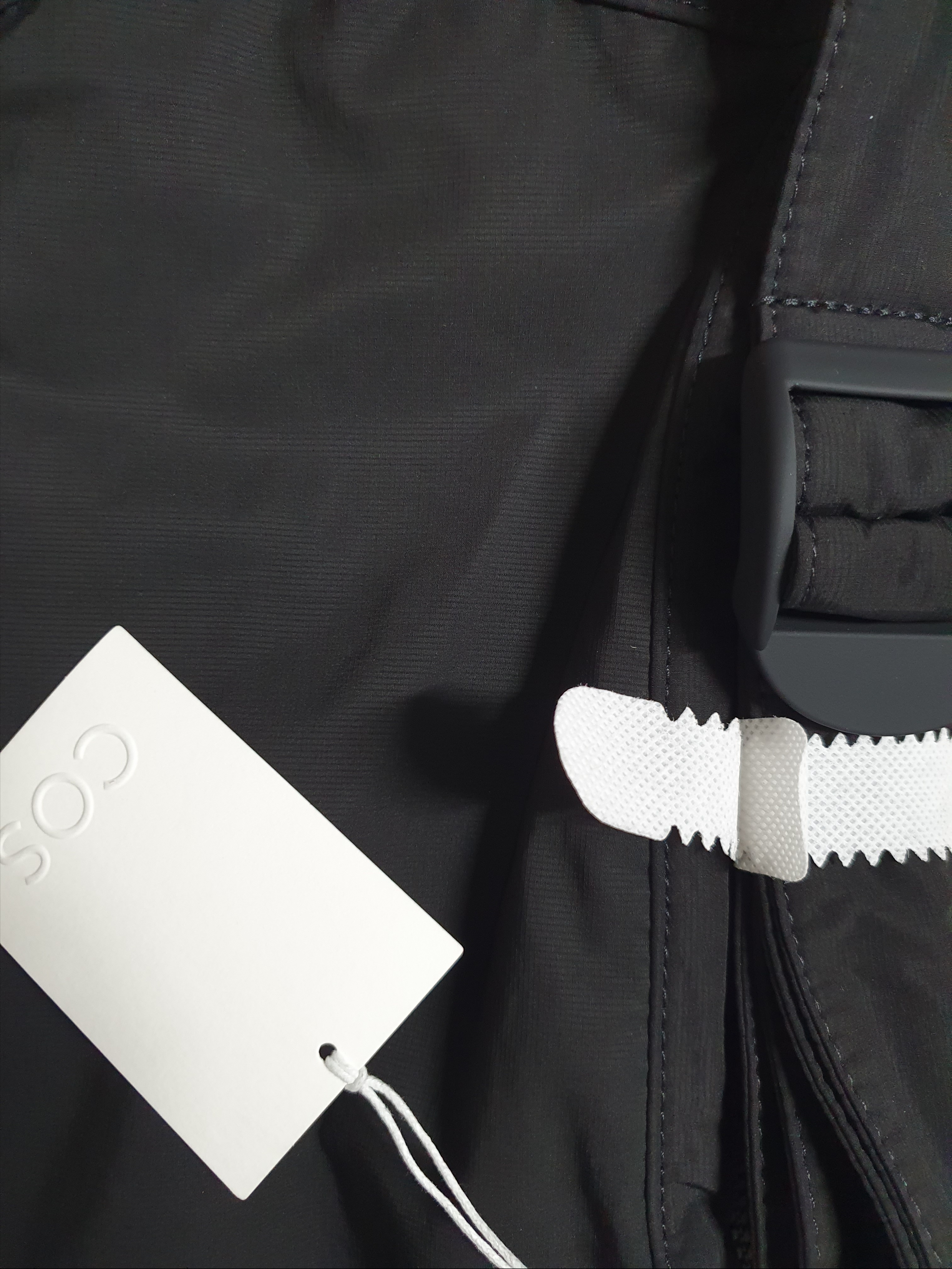 COS Nylon Crossbody Saddle Bag Black 착용 스타일