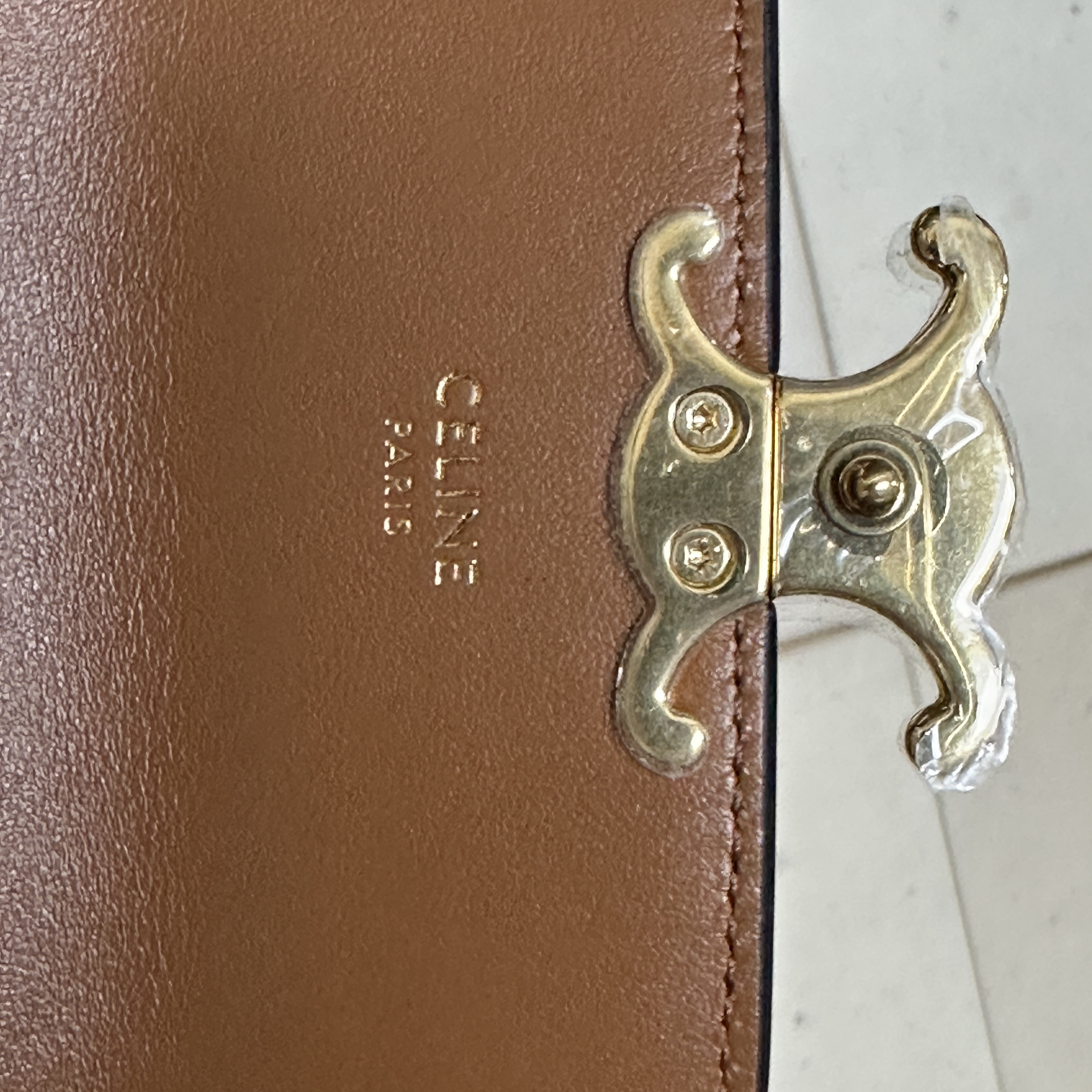 Celine Card Holder with Flap in Triomphe Canvas Tan 착용 스타일 - 3