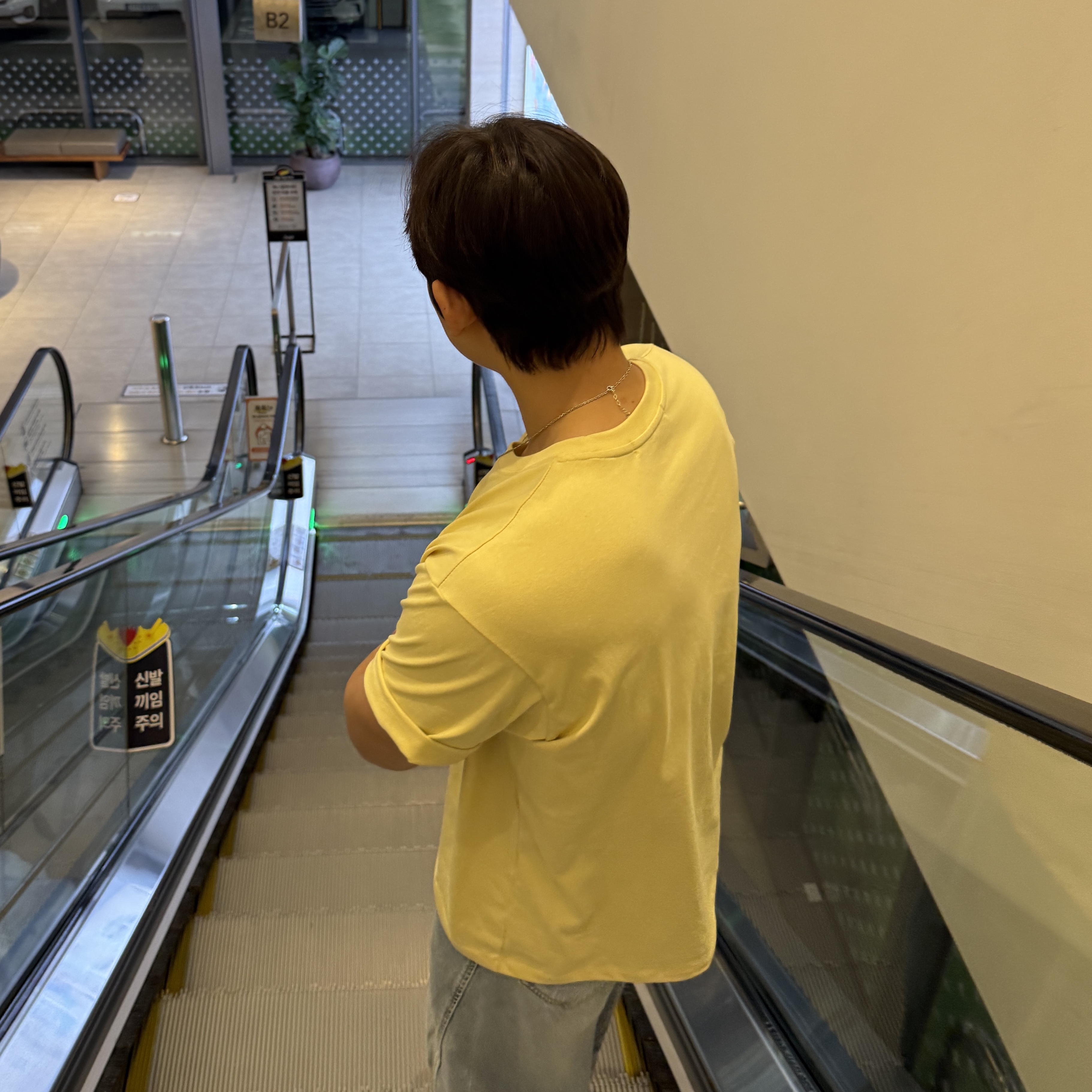 noun Soft Round T-Shirts Yellow, On Running x Post Archive Faction (Paf) Cloudmonster 2 Thorn Brown 착용 스타일 - 3