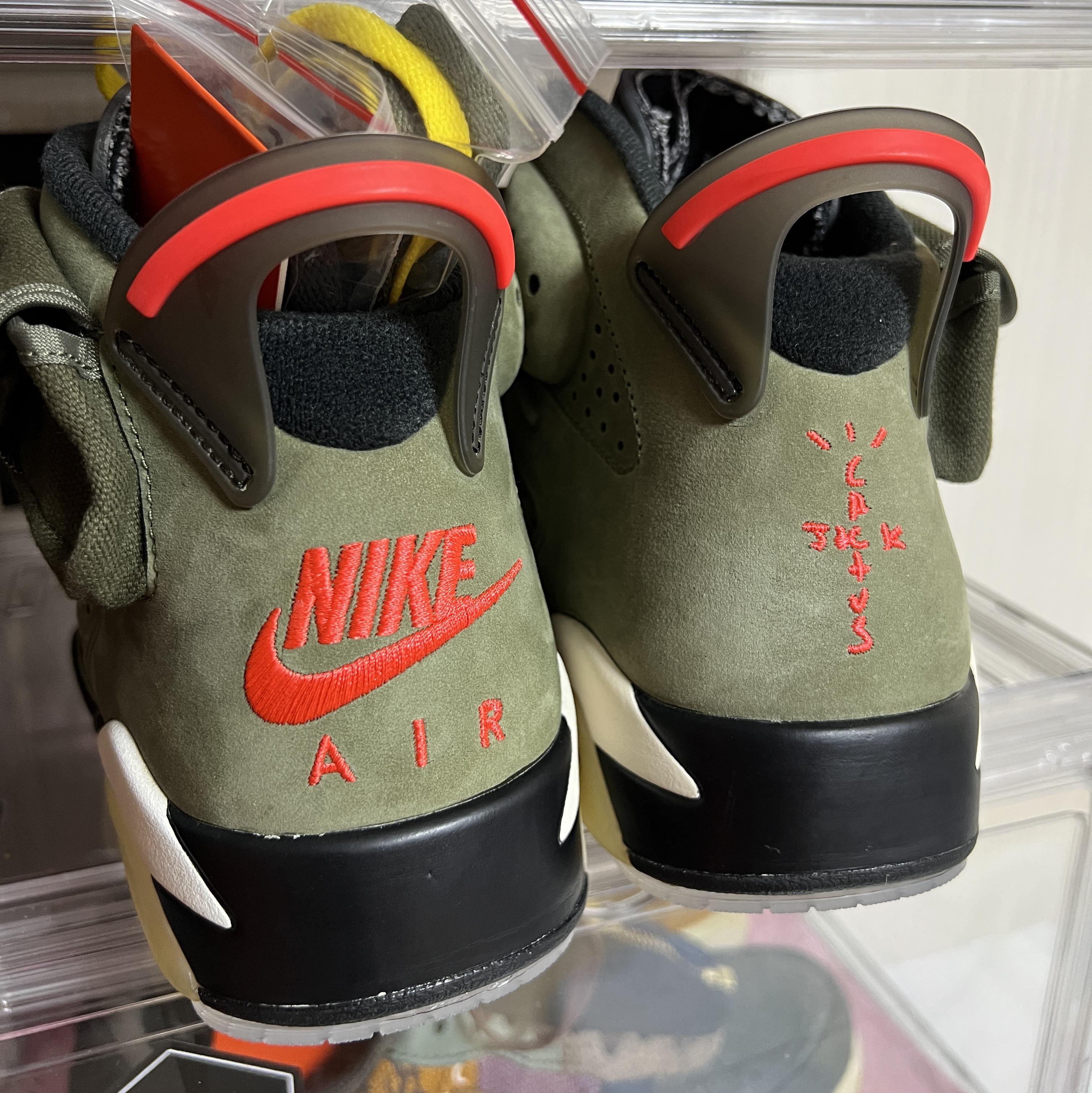 Jordan 6 x Travis Scott Retro Olive 착용 스타일 - 2
