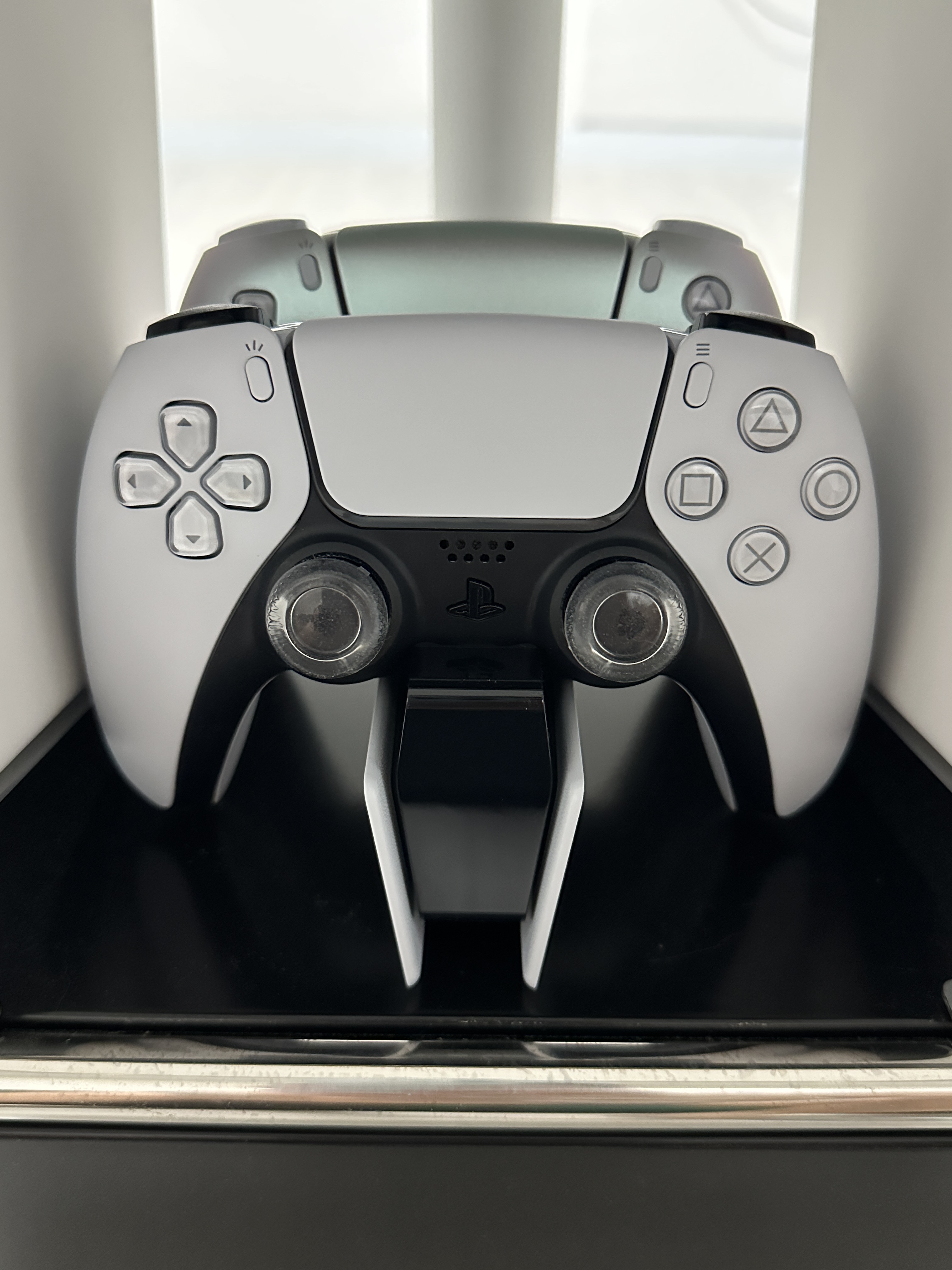Playstation 5 DualSense Charging Station White (Korean Ver.) 착용 스타일