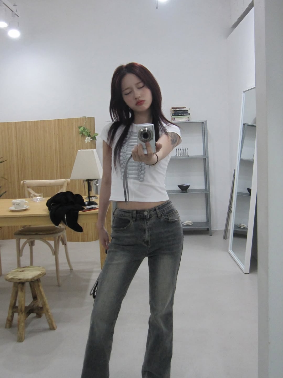 VOONT Embroidery Napoleon Slim T-Shirt (IVORY) 착용 스타일 - 3