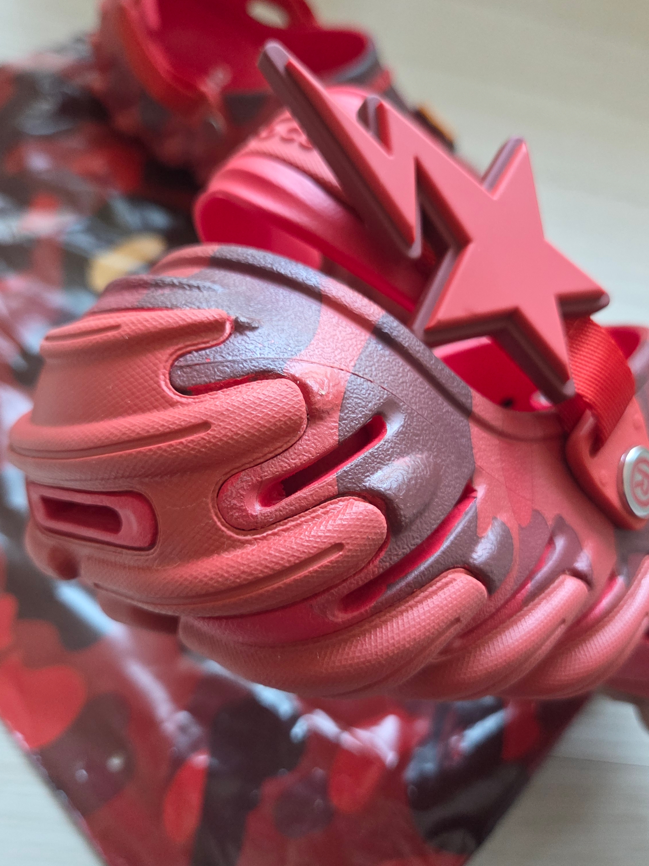 Crocs x BAPE Echo RO Clog Red 착용 스타일 - 4