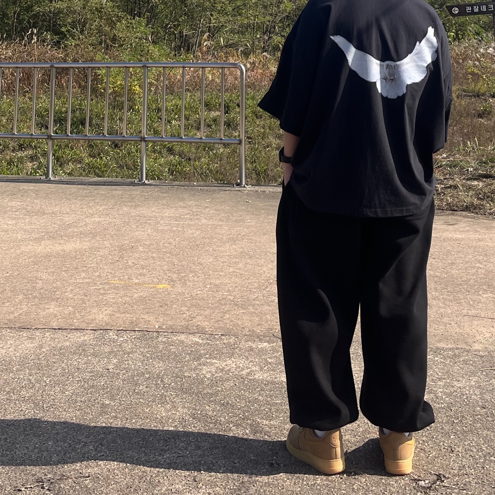 Yeezy Gap Engineered By Balenciaga Dove 3/4 Sleeve T-Shirt Black 착용 스타일
