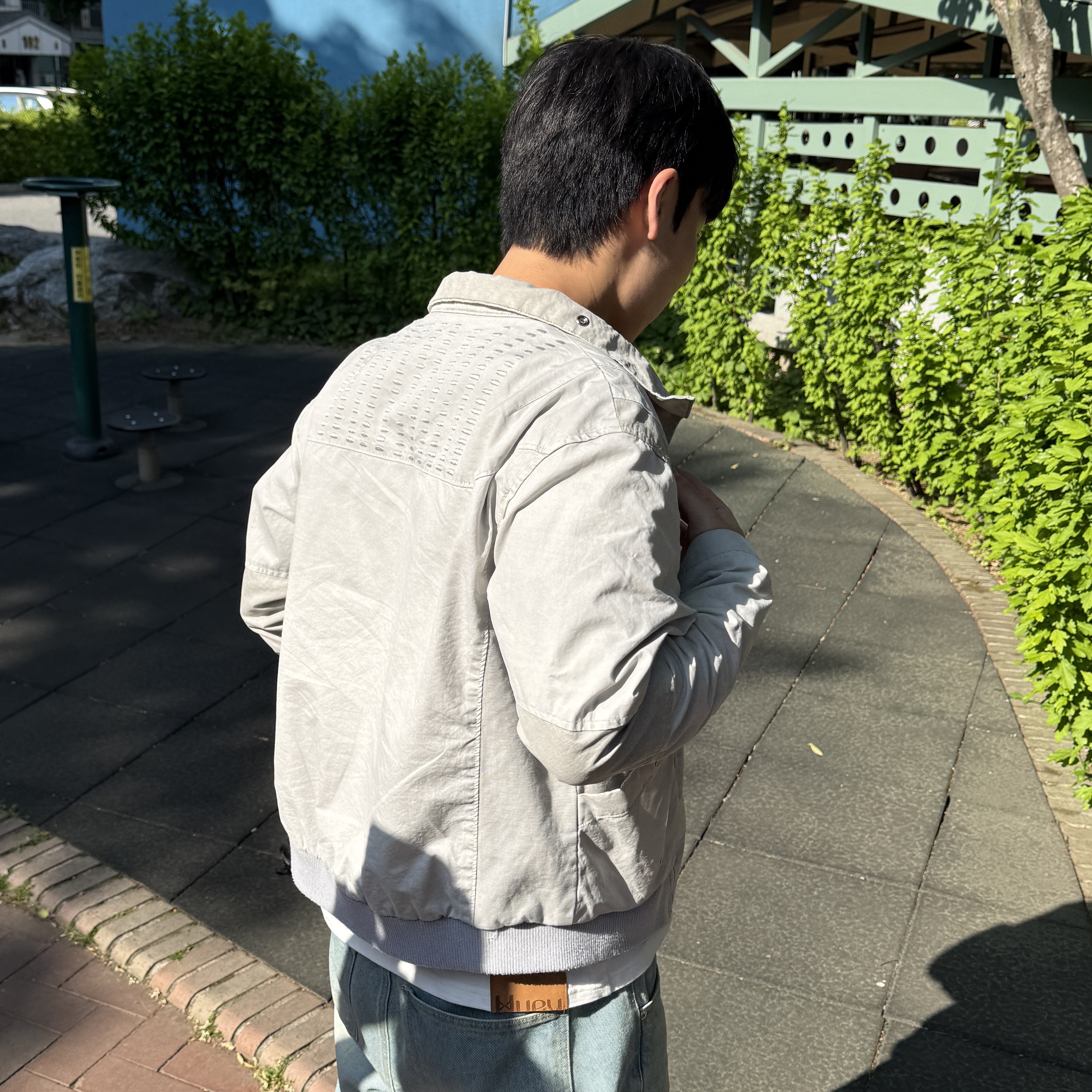 Ignota Core:13 Explorer Jacket Stone Grey, Salomon Trailblazer 20 Black 착용 스타일 - 2