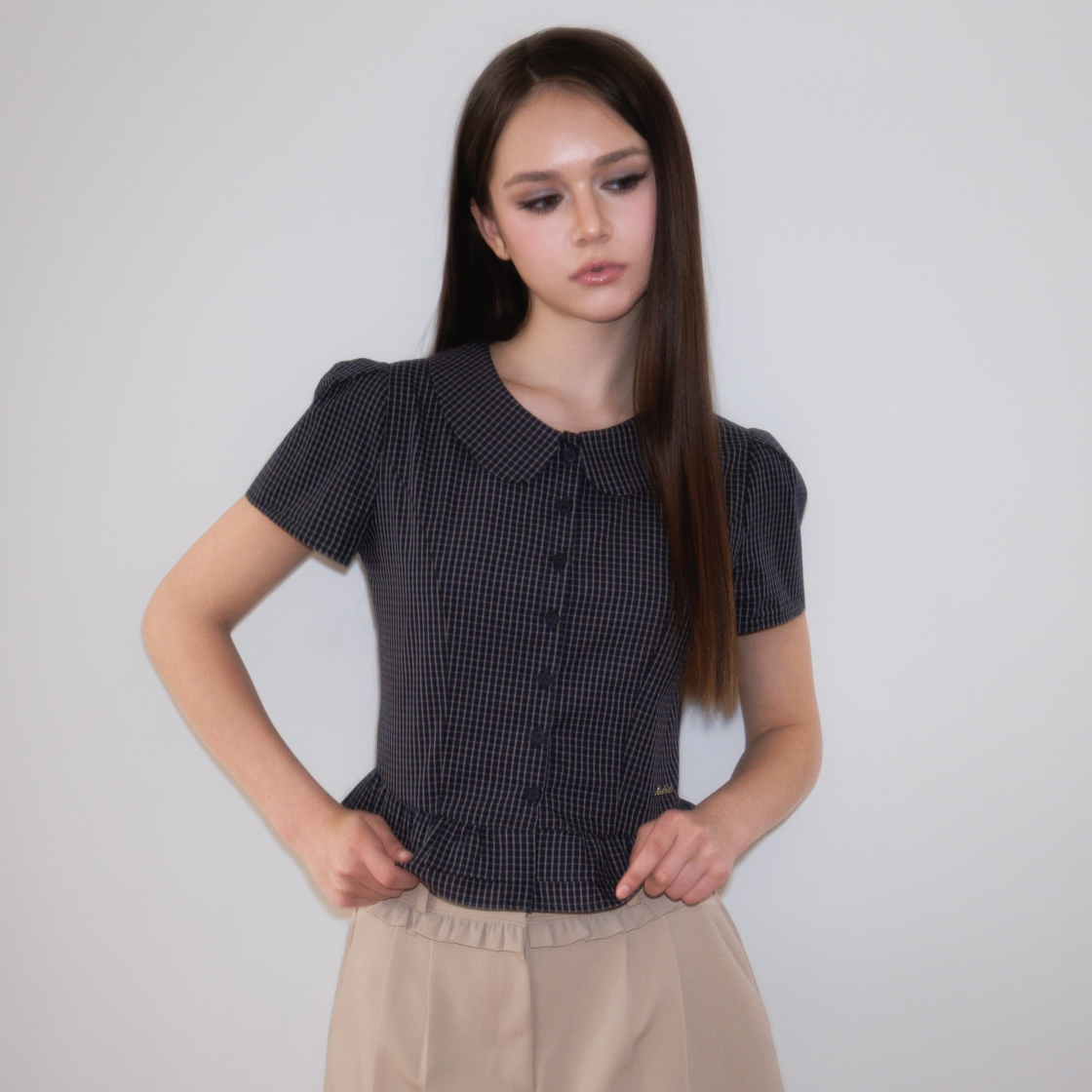 로제프란츠퍼프 슬리브 페플럼 체크 블라우스 네이비(Rosefrantz Puff Sleeve Peplum Check Blouse [Navy]) - 3