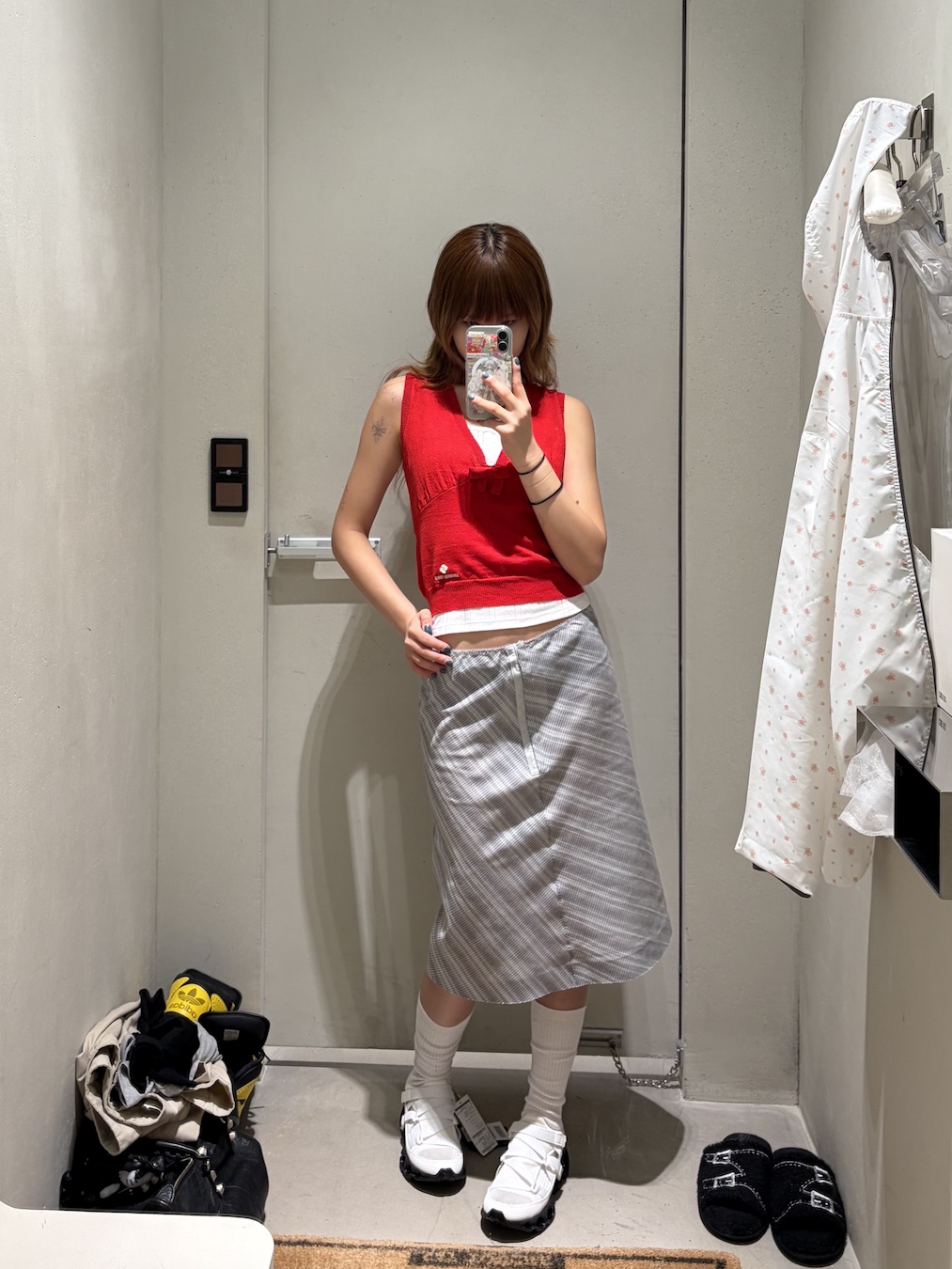 Mizuno Women Wave Prophecy Strap Off White Black - 26SS, Shushu/Tong Women Bow Detail V Neck Knit Tank Red - 26SS 착용 스타일 - 2