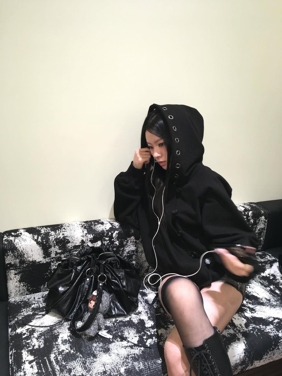 VOONT Eyelet Button Two-Way Hood Zip-Up (BLACK) 착용 스타일 - 2