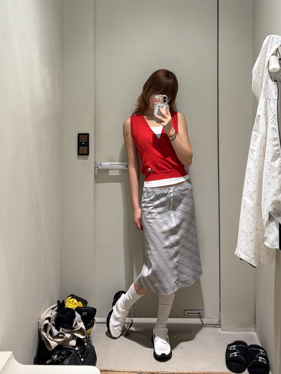 Shushu/Tong Women Bow Detail V Neck Knit Tank Red - 26SS, Perverze Women Vintage Fabric Petticoat Gray - 26SS 착용 스타일 - 2