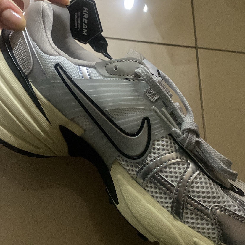 Nike V2K Run Summit White Metallic Silver 착용 스타일