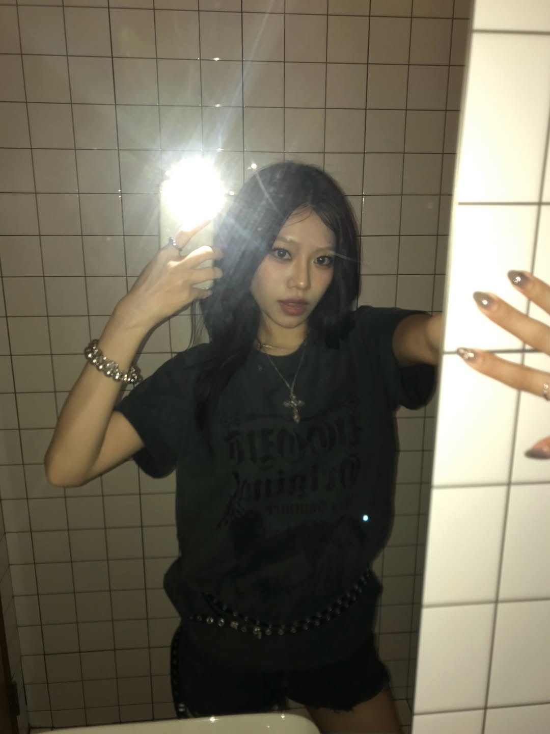 VOONT Horse Graphic Roll-Up T-Shirt (CHARCOAL) 착용 스타일 - 6