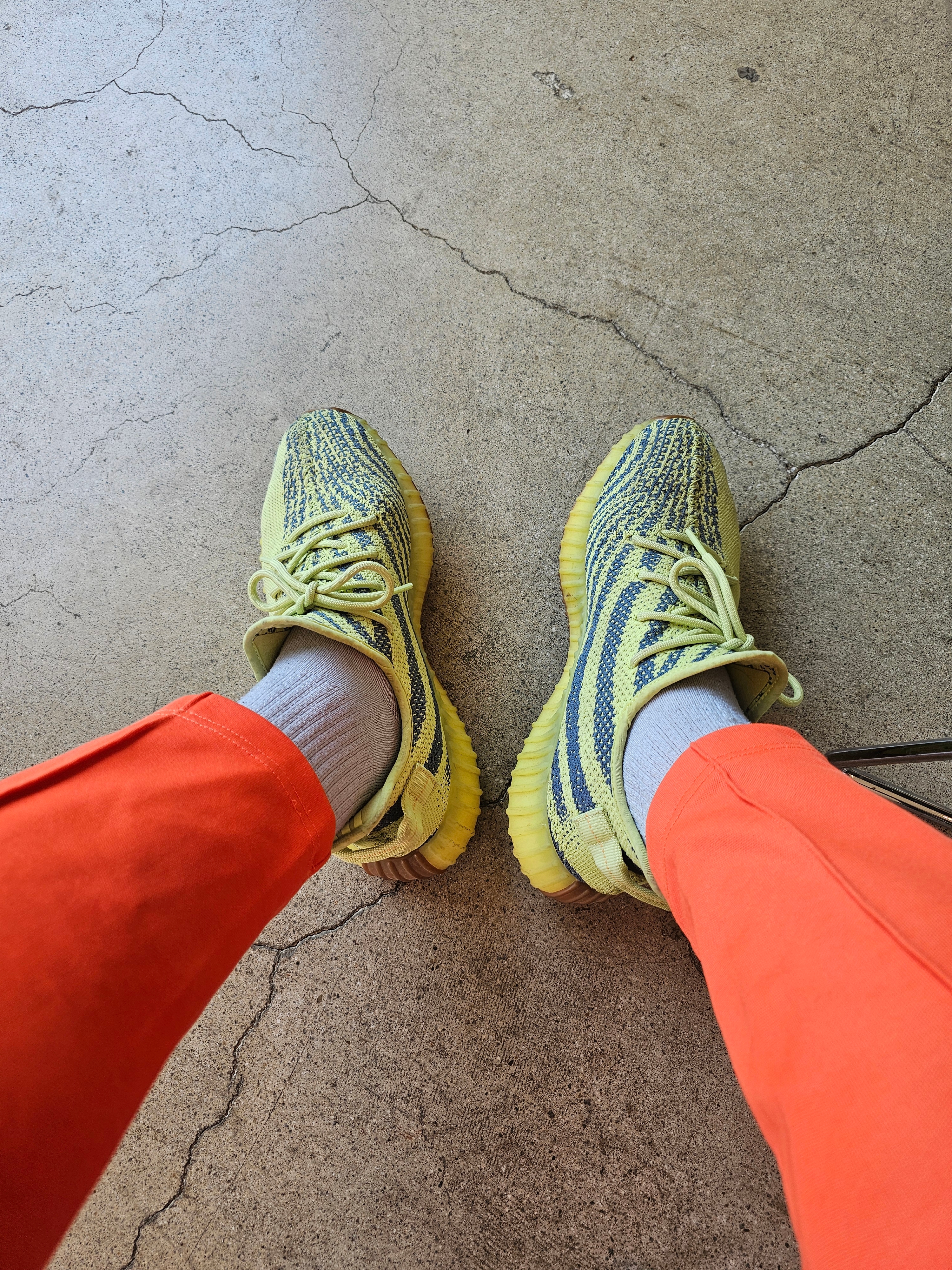 Adidas Yeezy Boost 350 V2 Semi Frozen Yellow, Nike NSW Everyday Essential Crew Socks White University Red (3 Pack/Korean Ver.) 착용 스타일