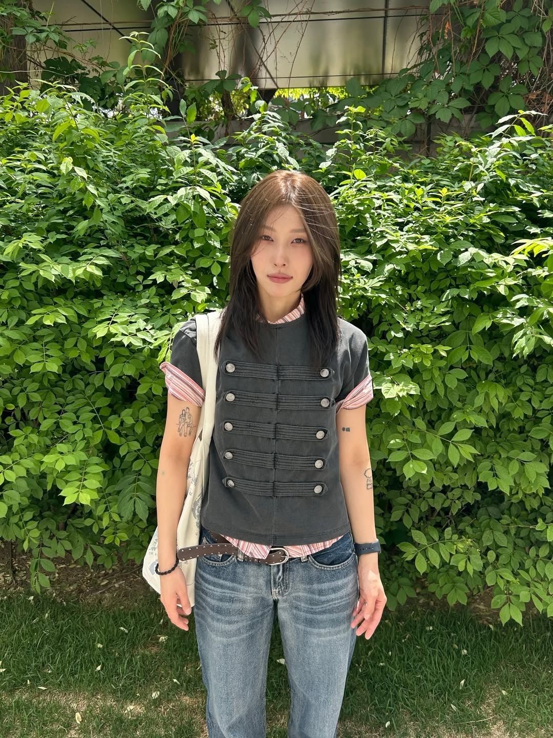 VOONT Napoleon Button Detail T-Shirt (CHARCOAL) 착용 스타일 - 2