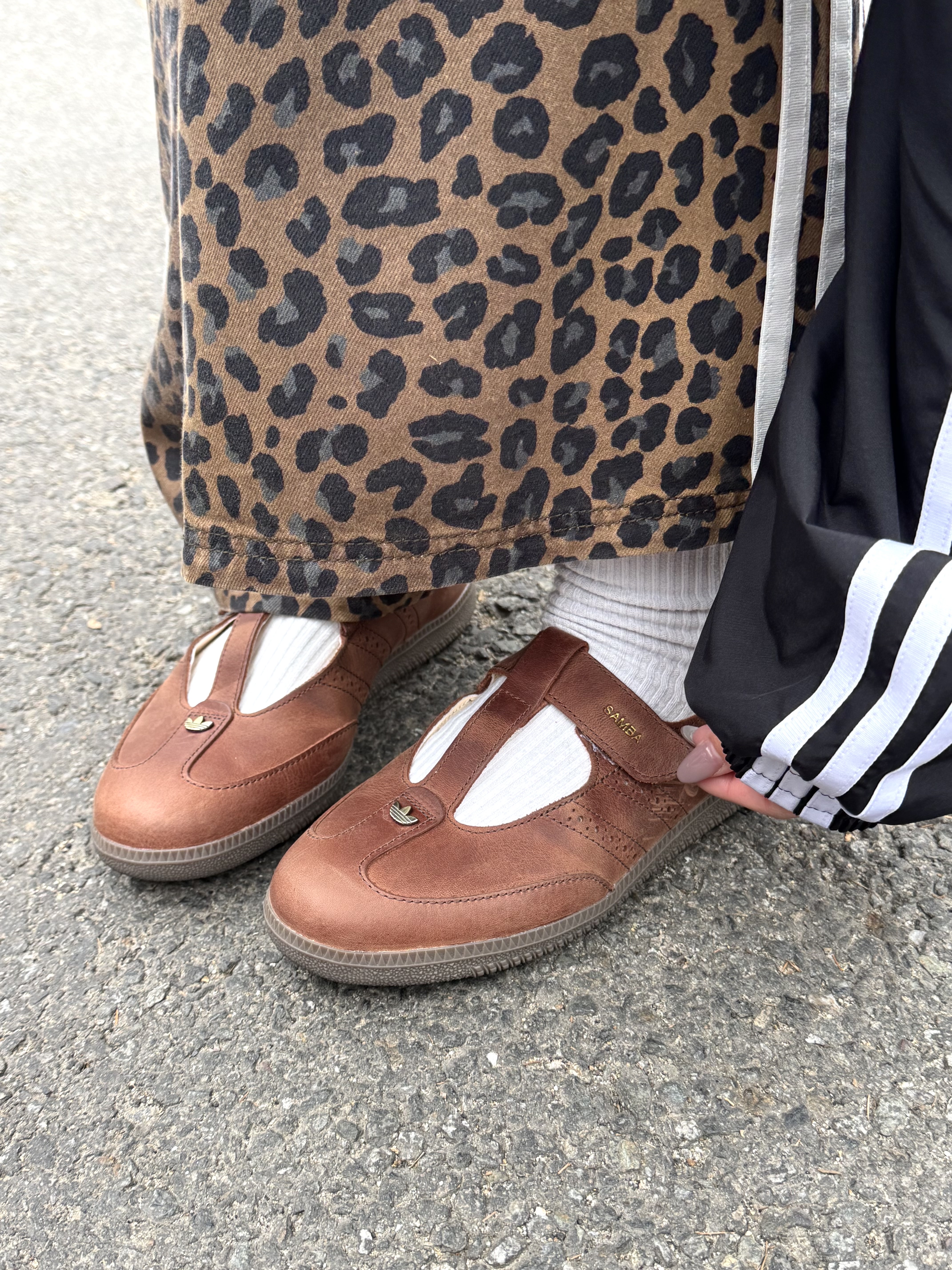 (W) Adidas Samba Jane Brown Sand Strata 착용 스타일 - 3