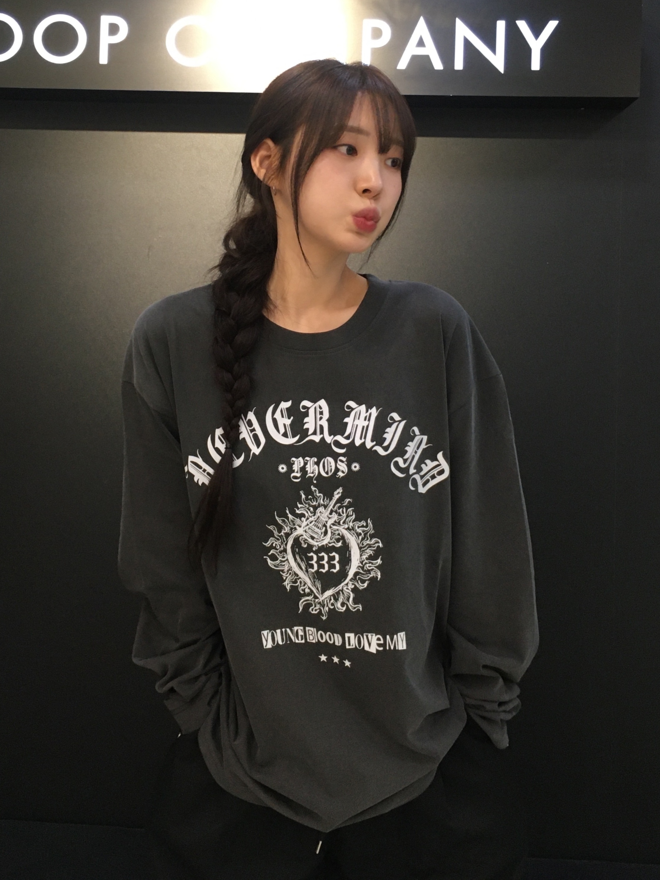 PHOS333 Hazzard 001 Young Heart Long Sleeve Charcoal 착용 스타일 - 3