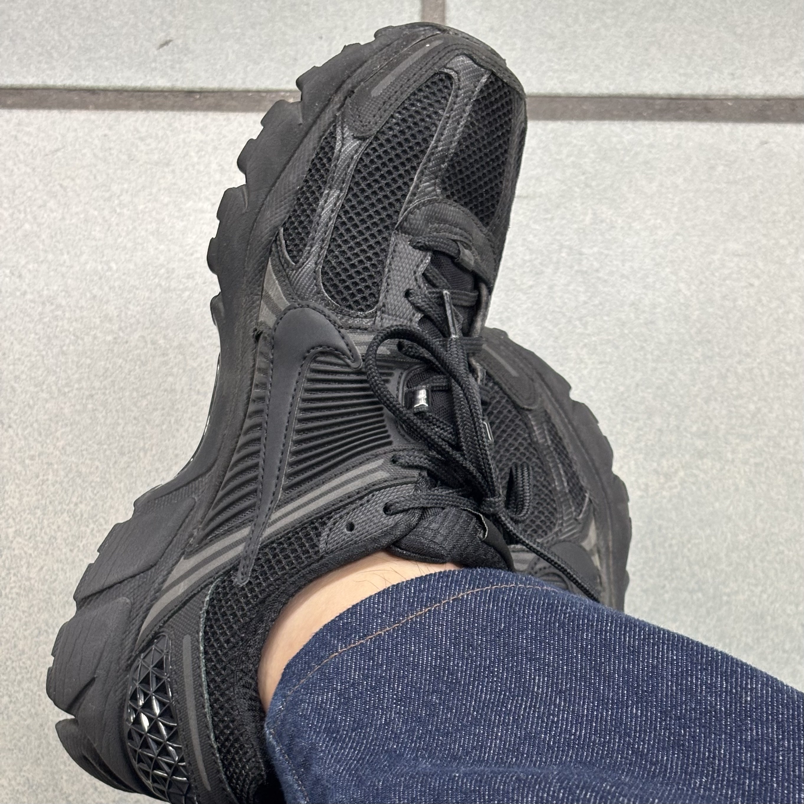 Nike Zoom Vomero 5 SP Black 착용 스타일 - 3