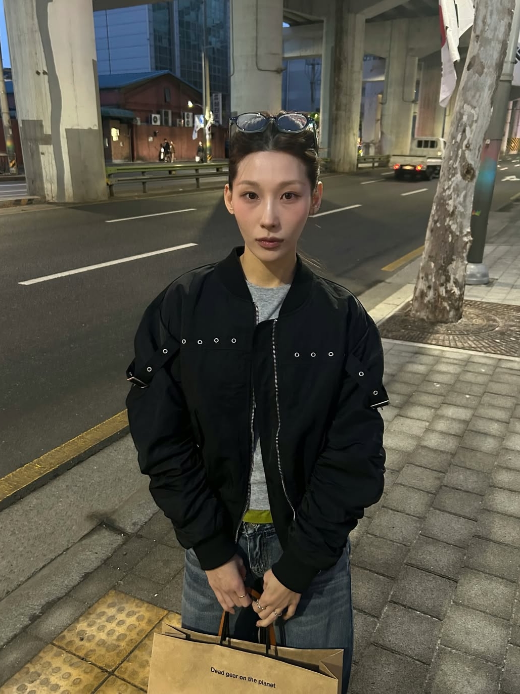 VOONT Eyelet Strap Ma-1 Jacket (BLACK) 착용 스타일 - 1
