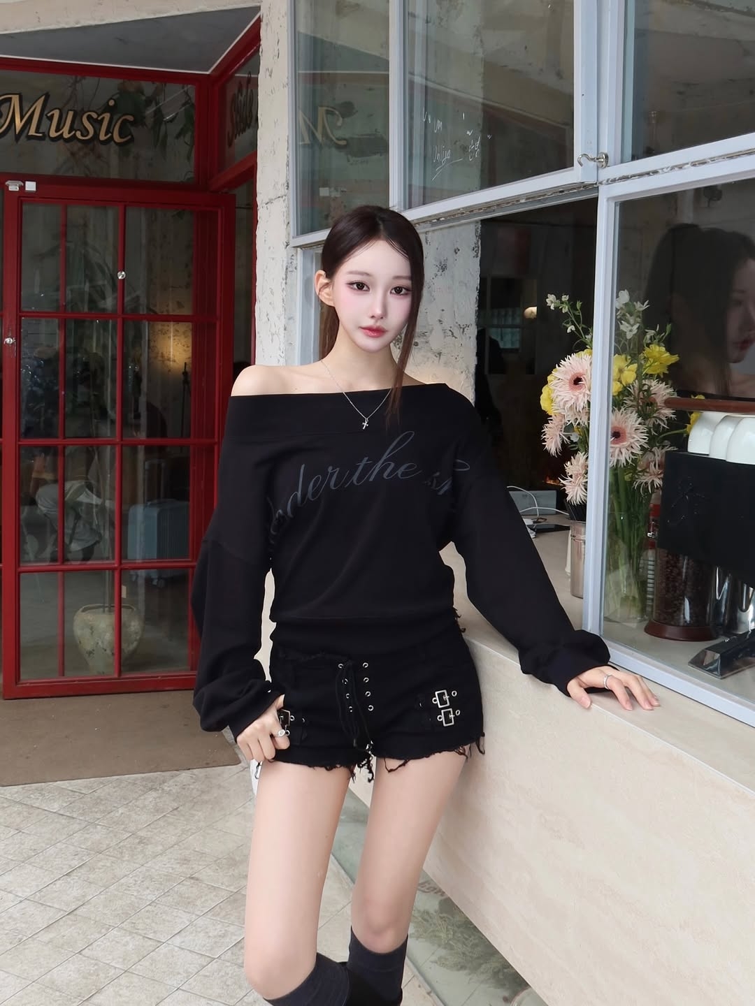VOONT Lettering Off Shoulder Sweatshirt (BLACK), VOONT Eyelet Buckle Micro Shorts (BLACK) 착용 스타일 - 3