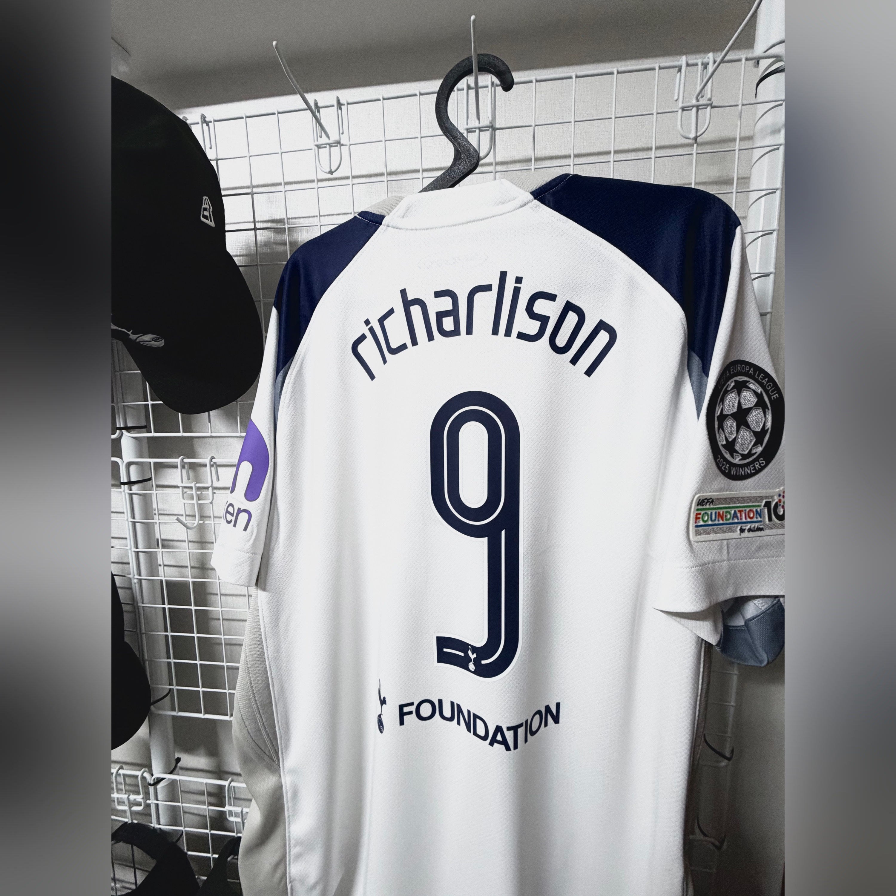 Nike Tottenham Hotspur 2025/26 Stadium Home Dri-Fit Football Replica Jersey White Light Iron Ore (Non Marking Ver.) 착용 스타일