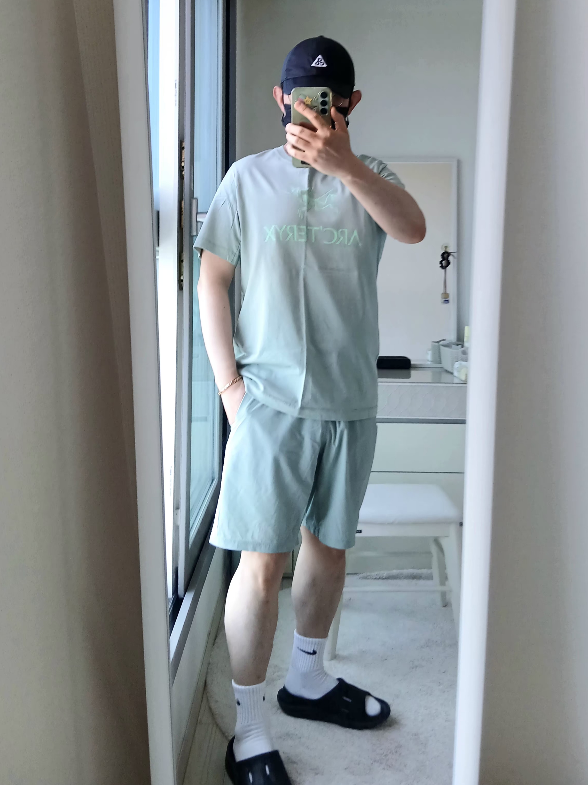 Nike ACG Trail Cap Black, Arc'teryx Arc'word Logo SS T-Shirt Stone Green 착용 스타일 - 1